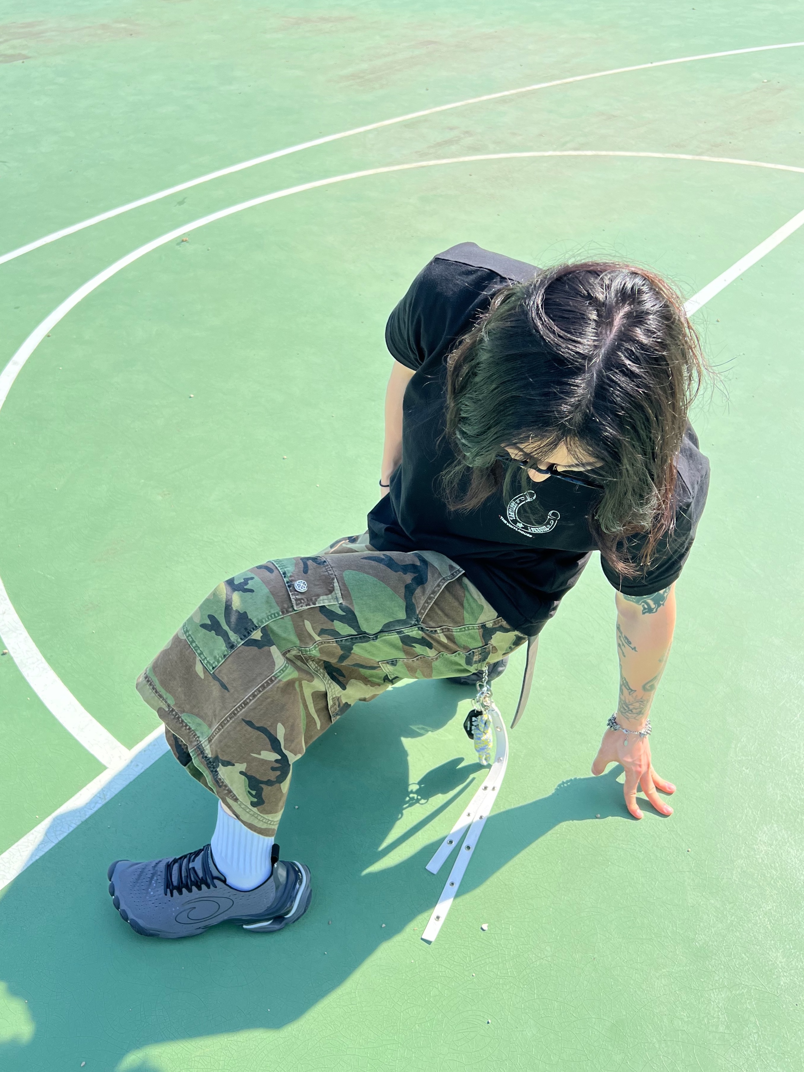 Thevinylhouse Lucky House Tee Black, Balenciaga Anatomic Runner Sneakers Grey 착용 스타일 - 7
