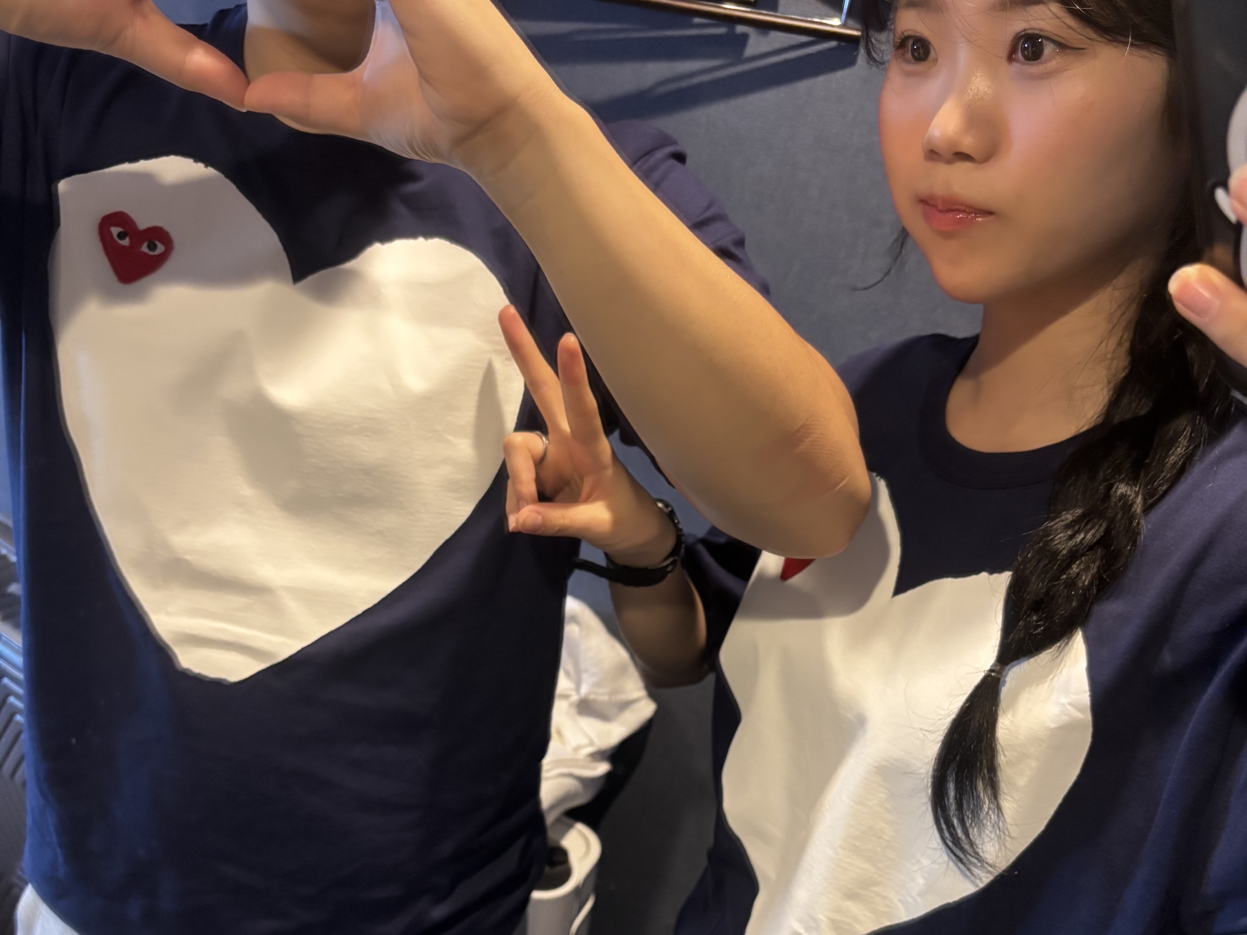 Play Comme des Garcons Red Heart Printed White Heart T-Shirt Navy 착용 스타일