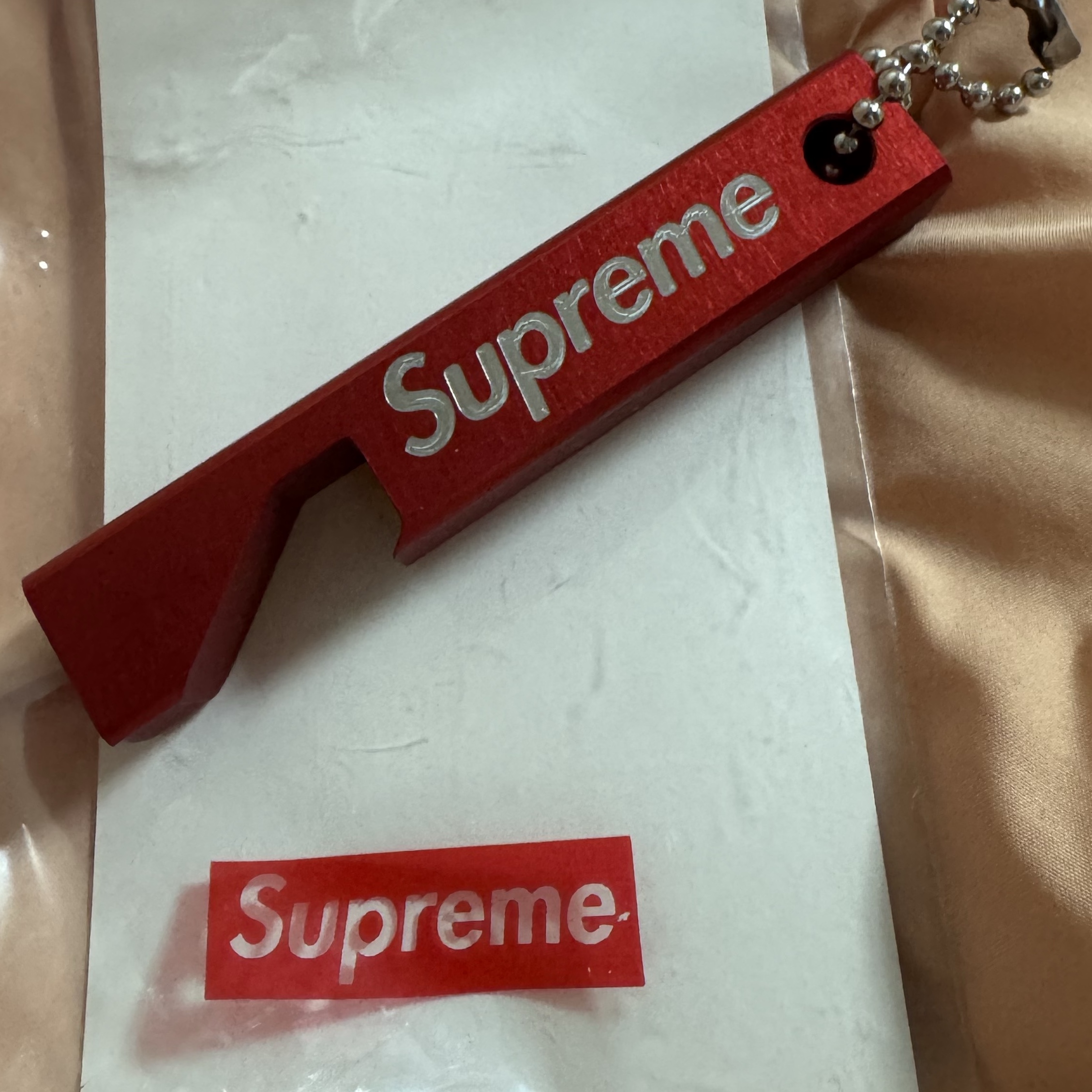 Supreme x Nishiwaki Bottle Opener Red - 26SS 착용 스타일