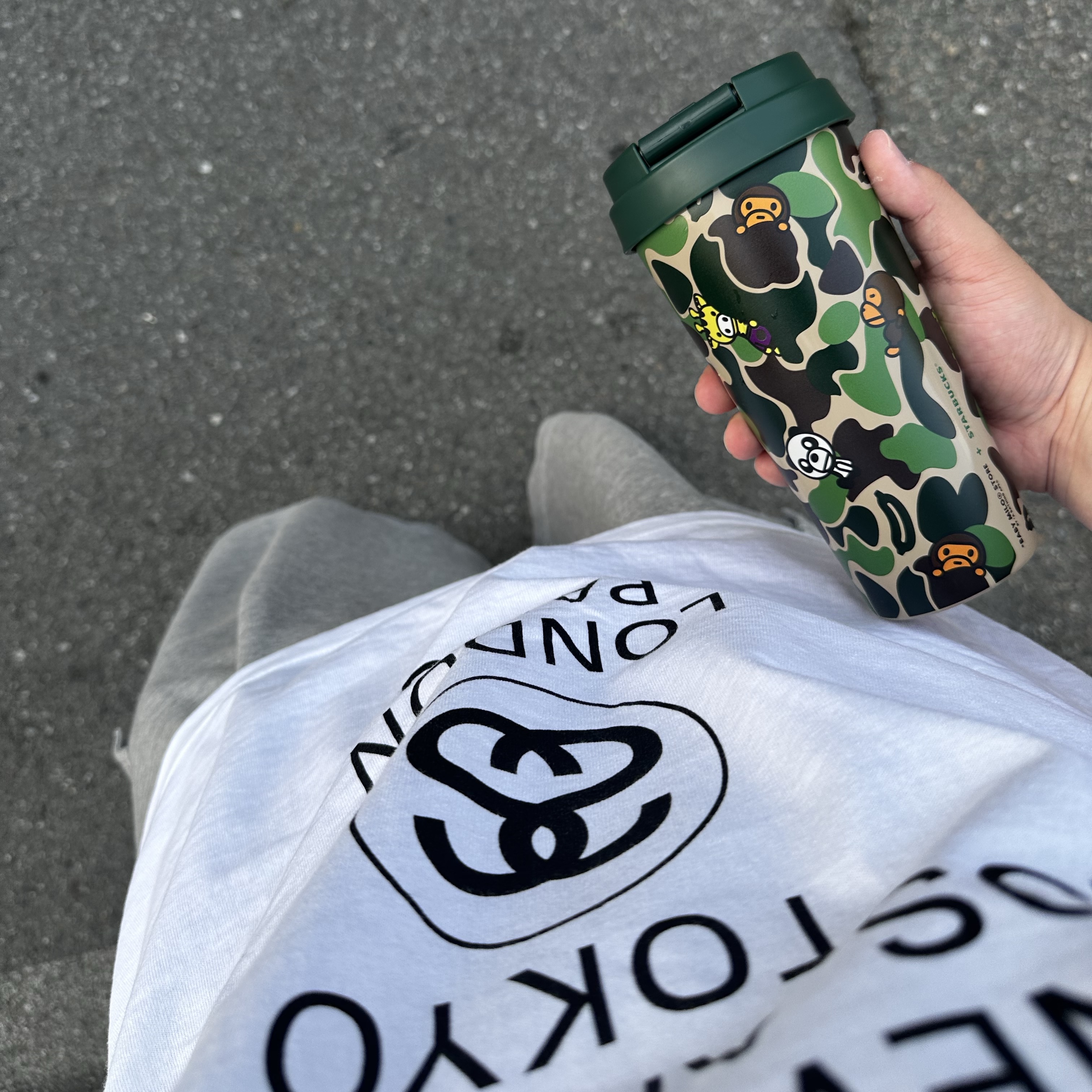Stussy World Tour T-Shirt White, Starbucks x BAPE Baby Milo Tumbler 473ml 착용 스타일