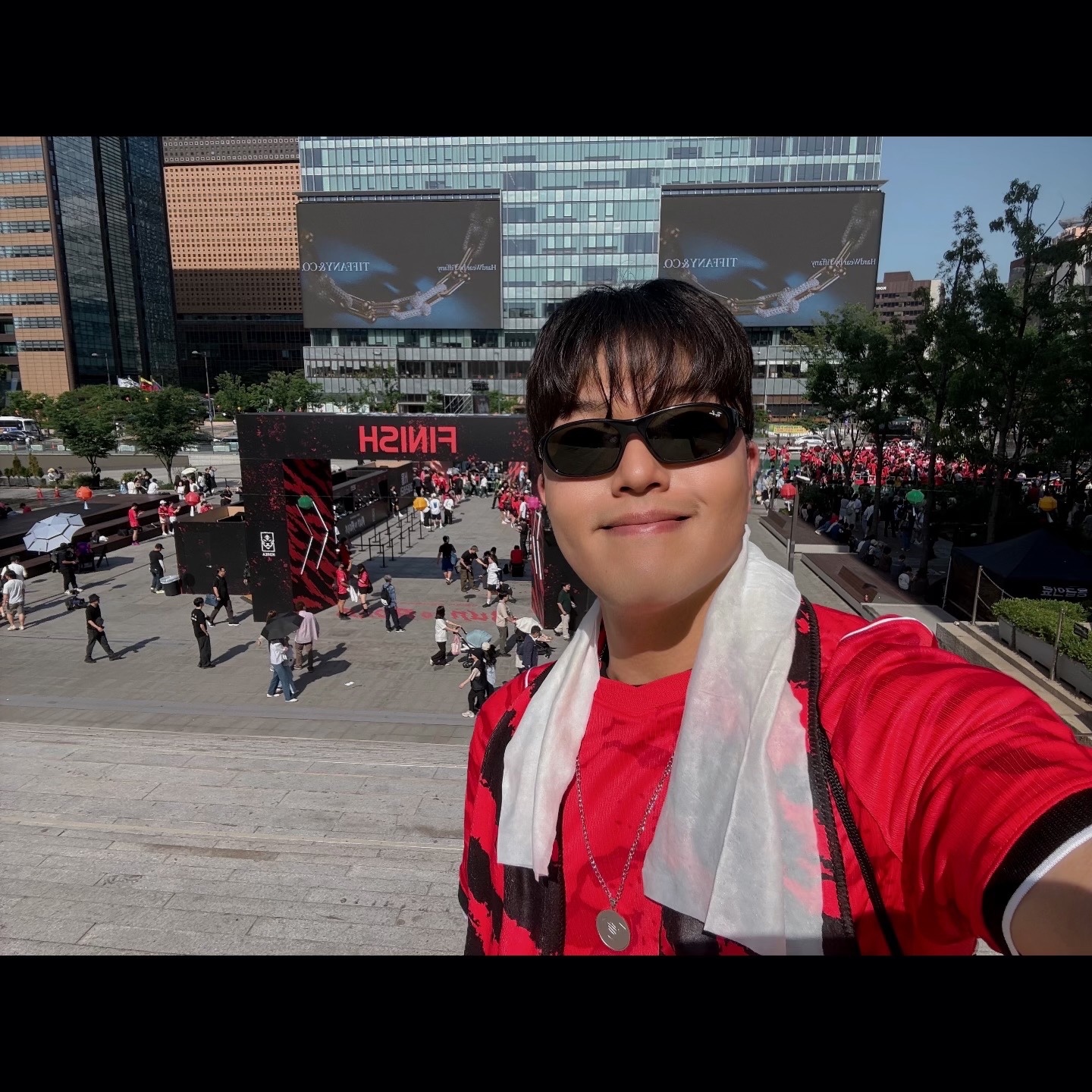 Nike Korea 2026 Stadium Home Dri-Fit Soccer Replica Jersey Global Red Black (Non Marking Ver.), Nike Zoom Vomero 5 PRM Light Iron Ore and Flat Fewter 착용 스타일 - 2