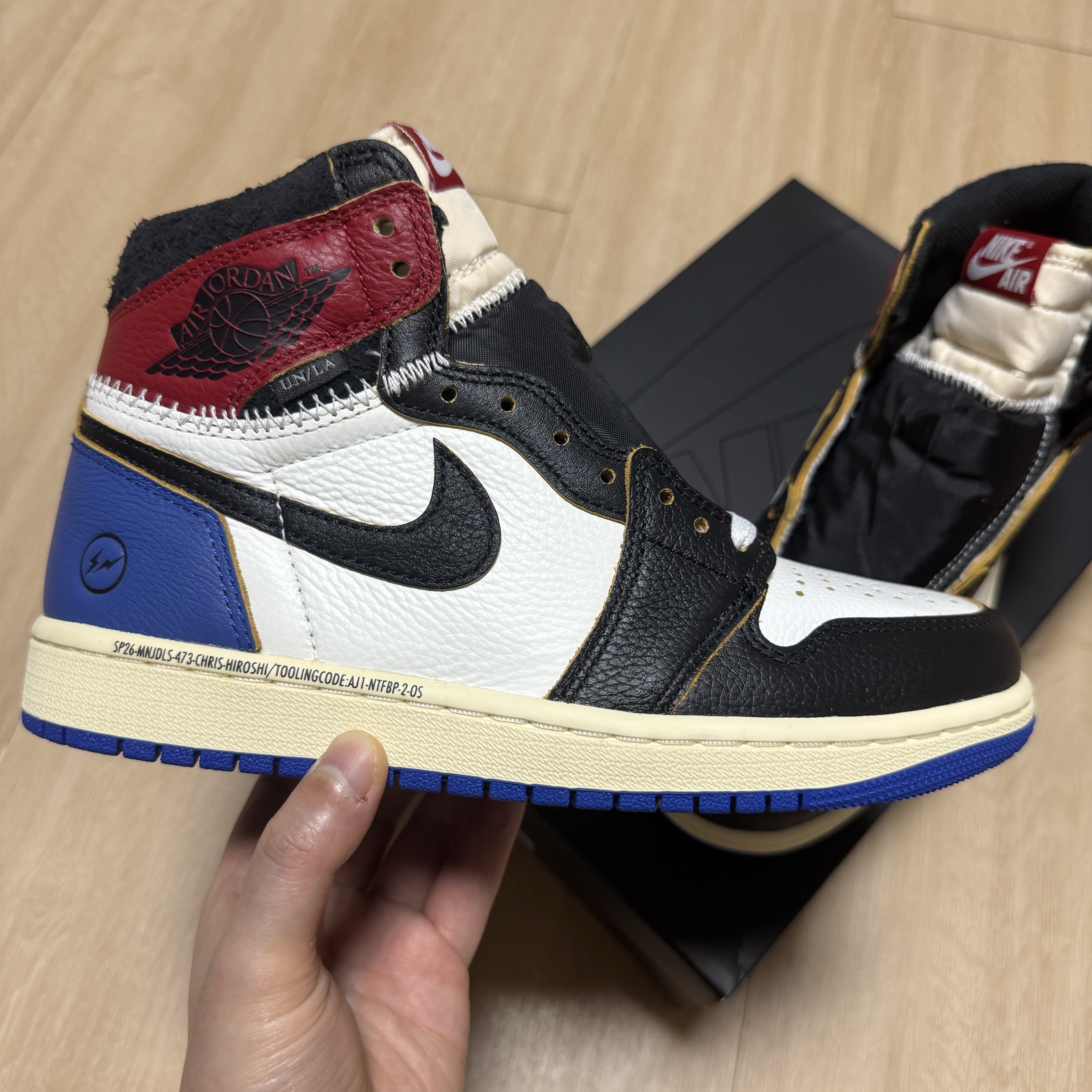 Jordan 1 x Fragment x Union LA Black and Varsity Red 착용 스타일 - 2