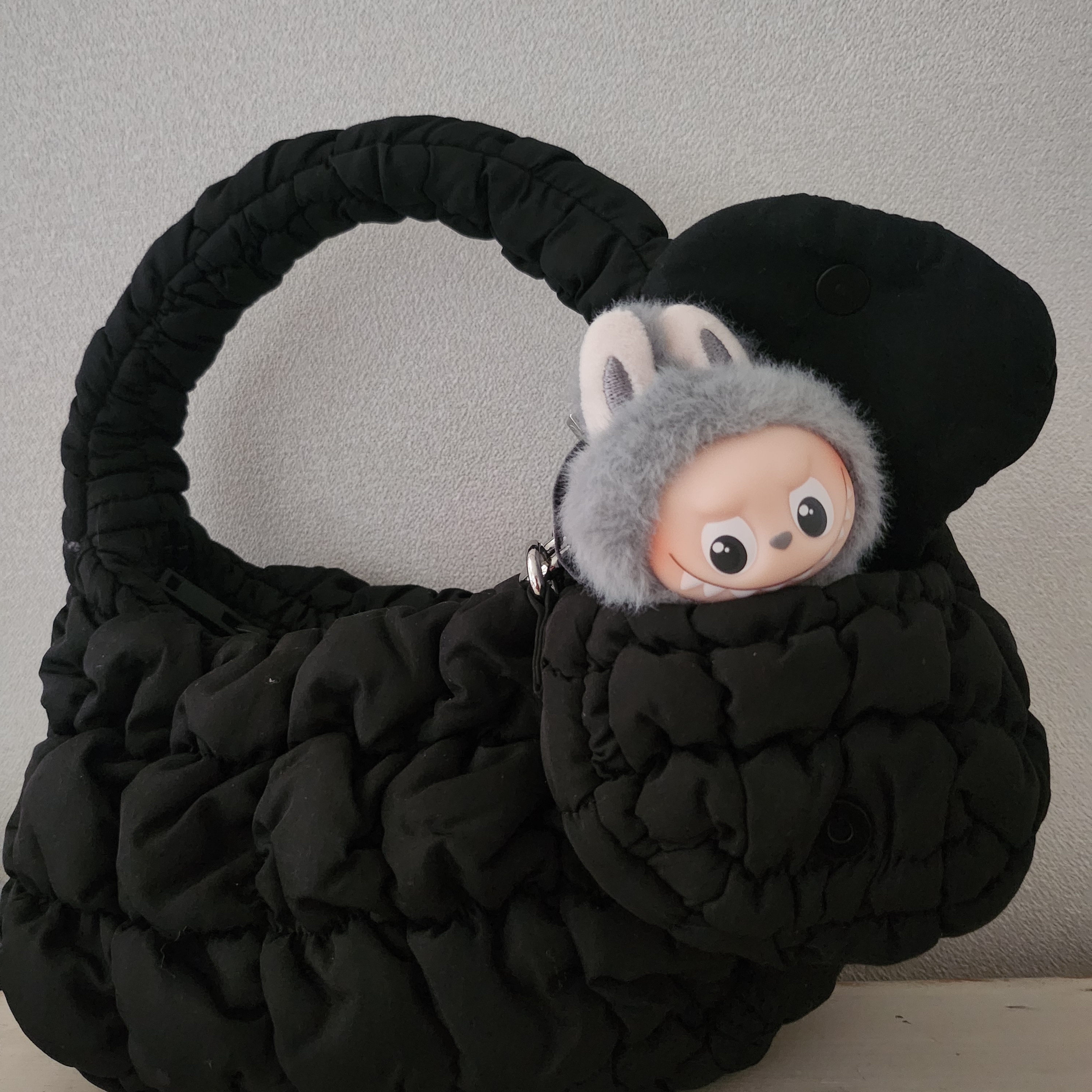 COS Quilted Micro Bag Black, COS Quilted Nano Bag Black 착용 스타일 - 1