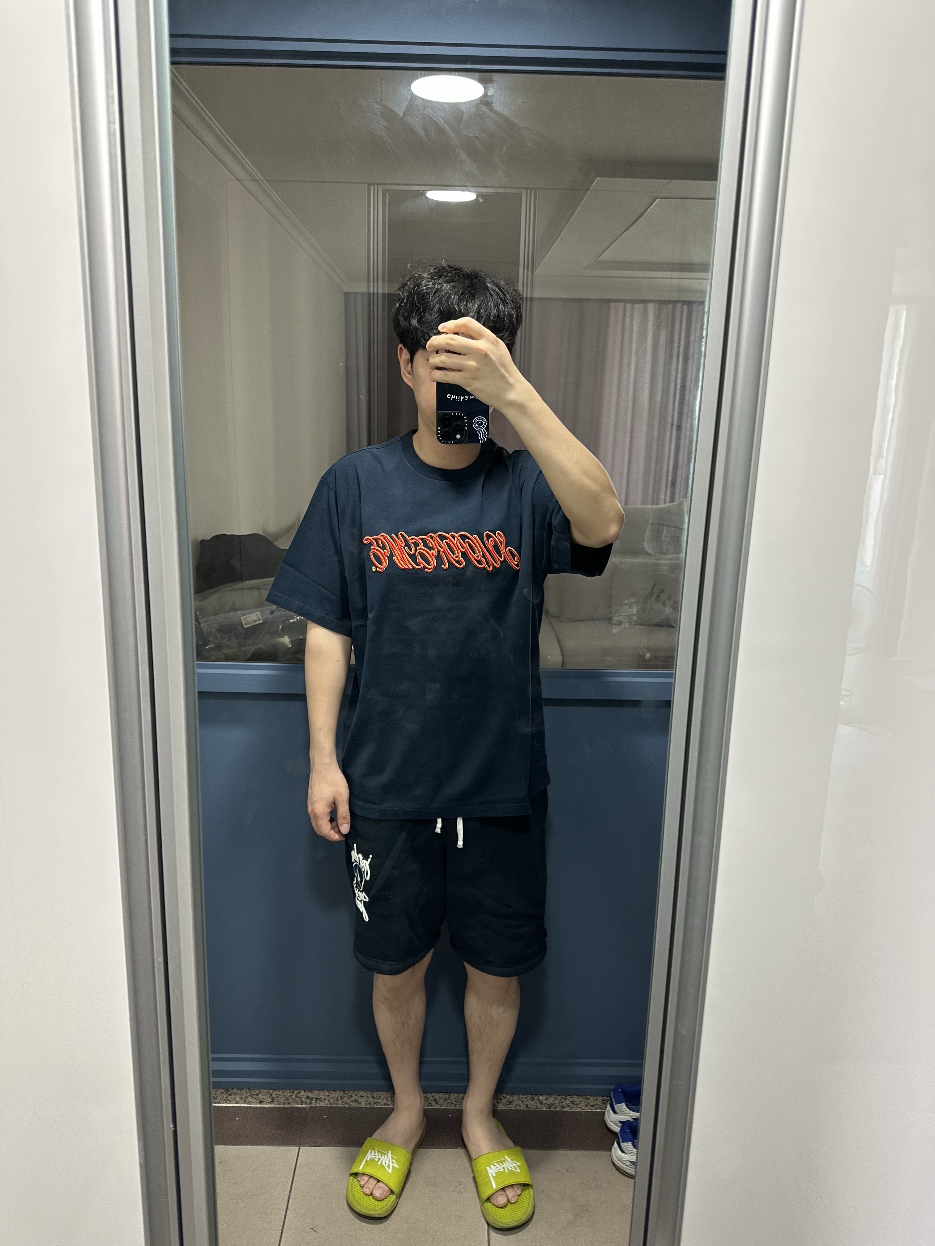 Supreme Raised Script S/S Top Navy - 26SS 착용 스타일
