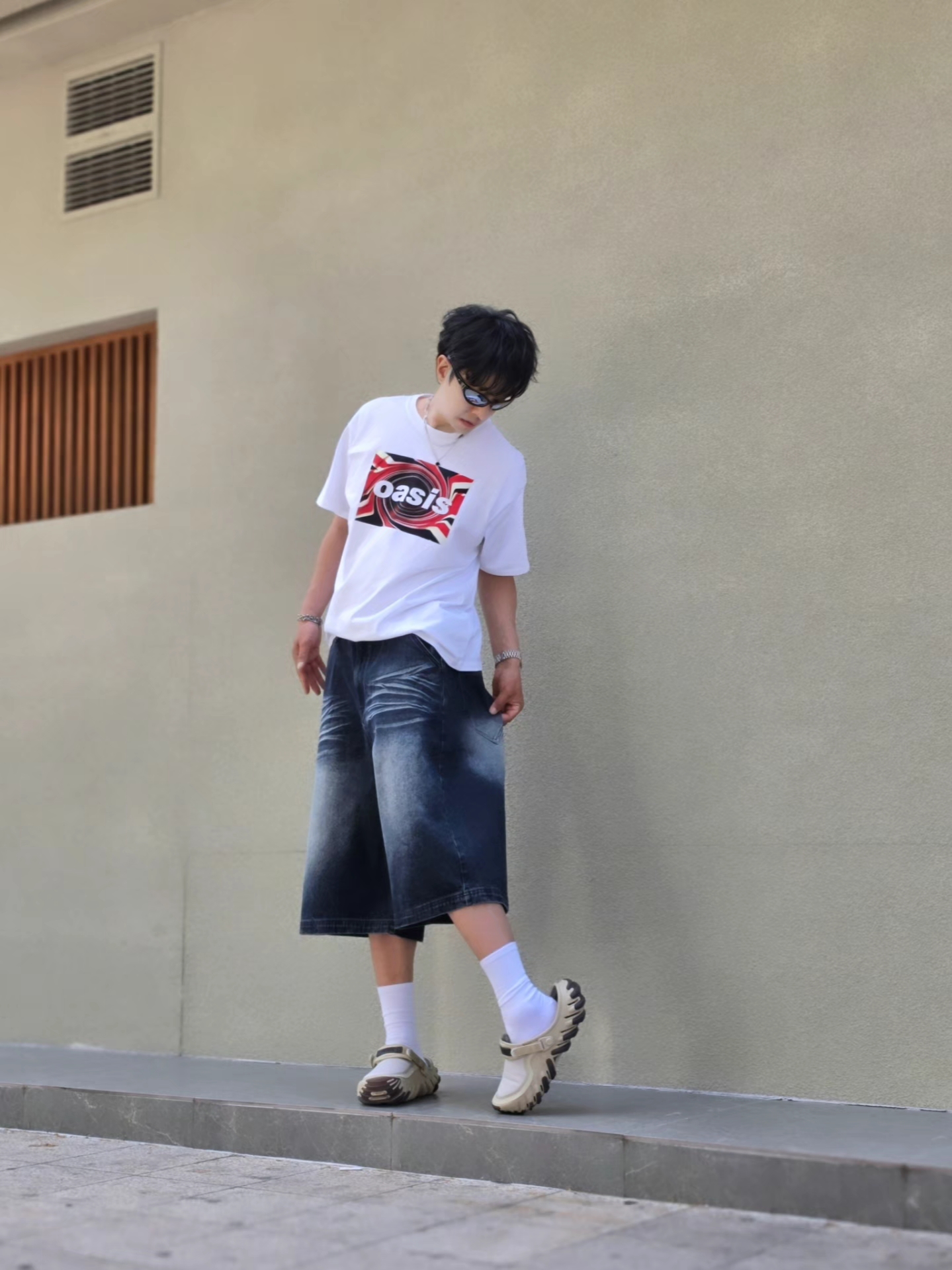 Levi's x Oasis Union Jack T-Shirt White, Crocs Echo RO Ripstop Clog Bark 착용 스타일 - 6
