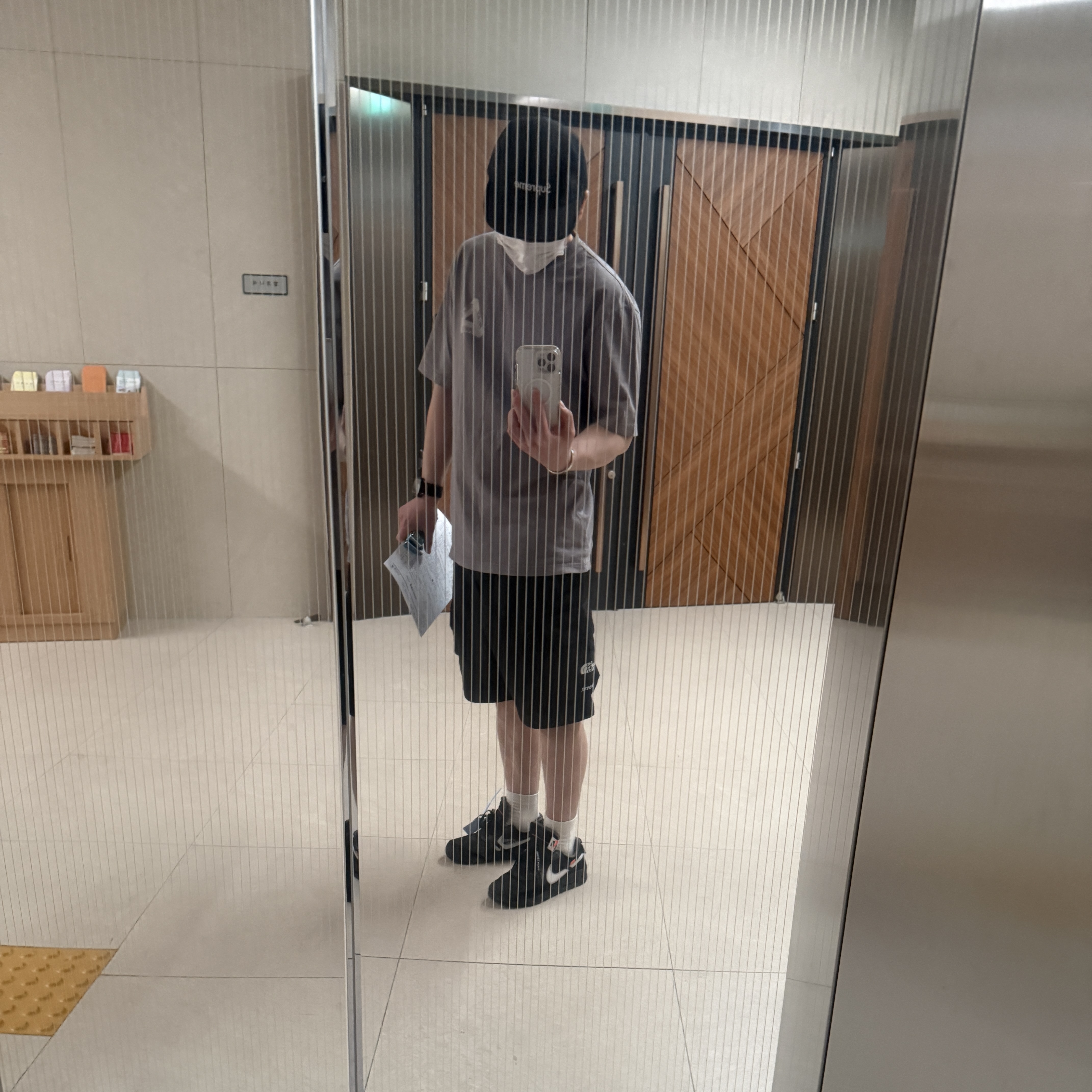 Supreme Washed Chino Twill Camp Cap Black - 24SS, Palace x Porter Tri-Ferg Bell Boy T-Shirt Gray 착용 스타일