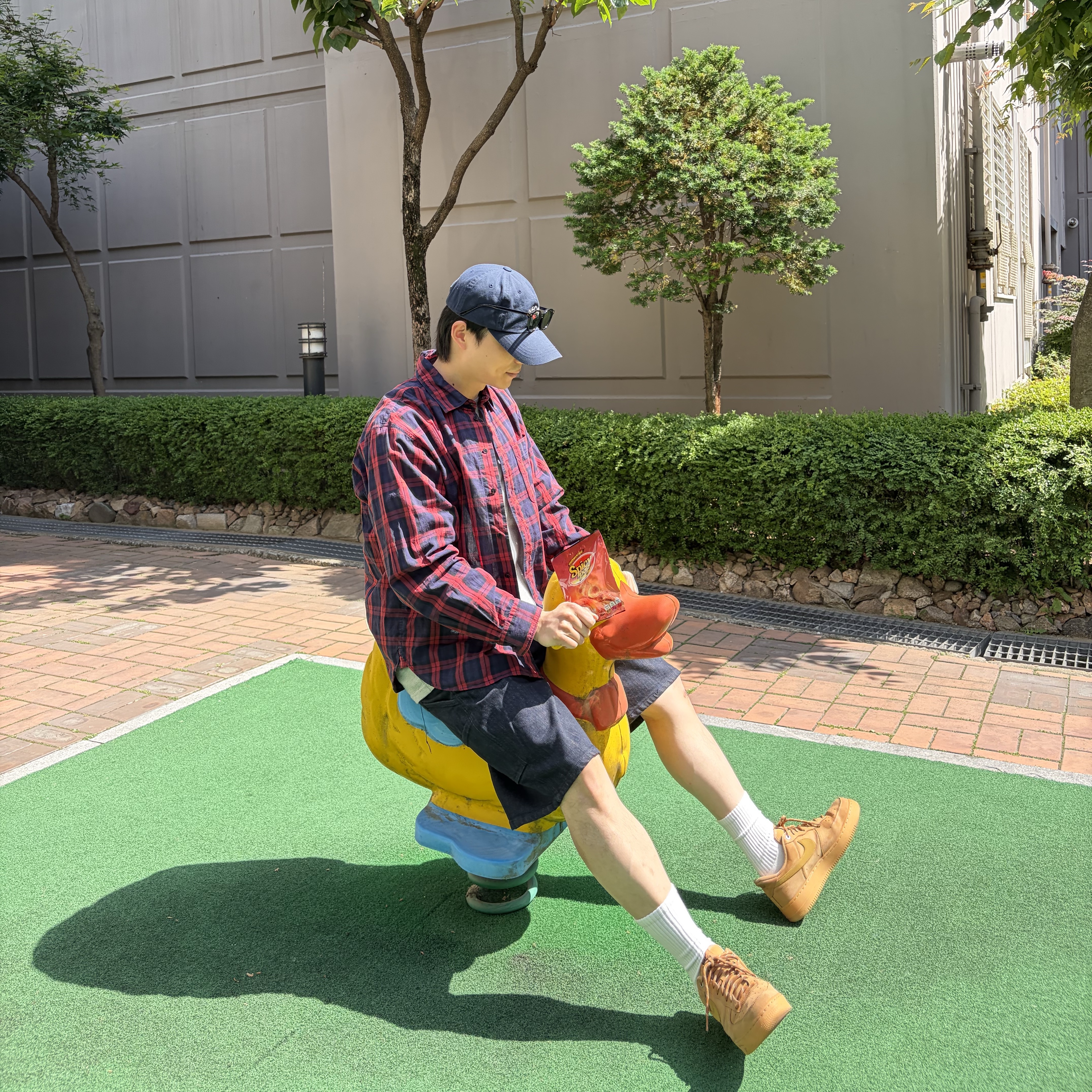 VIVIDMONTAGE Spicy Pop, Nike Air Force 1 '07 WB Flax 착용 스타일 - 1