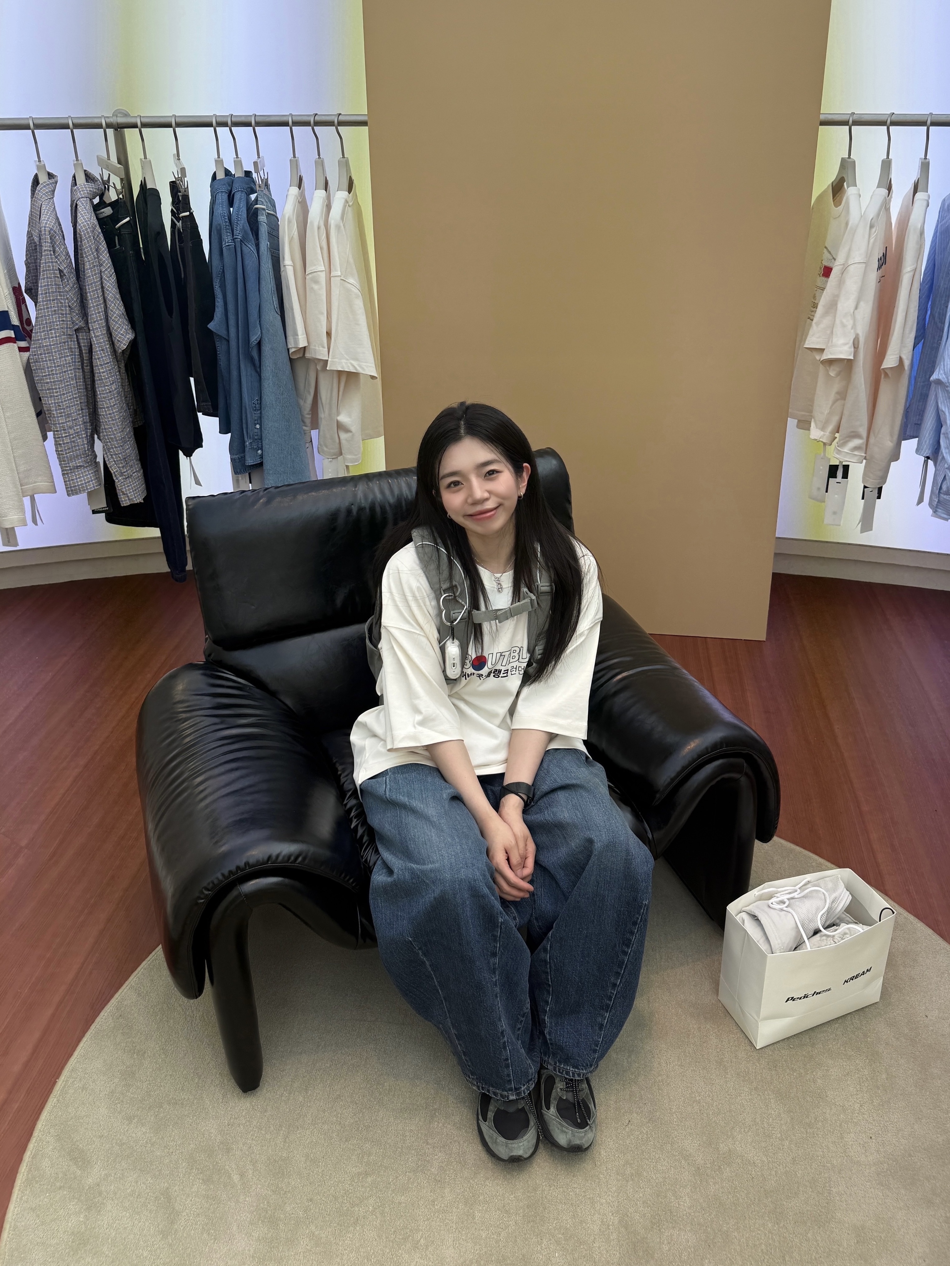 [KREAM 단독] About:Blank KREAM Exclusive T-Shirt Oat - 26FW, Needles H.D. Pants 12 Oz Denim Indigo 착용 스타일 - 4