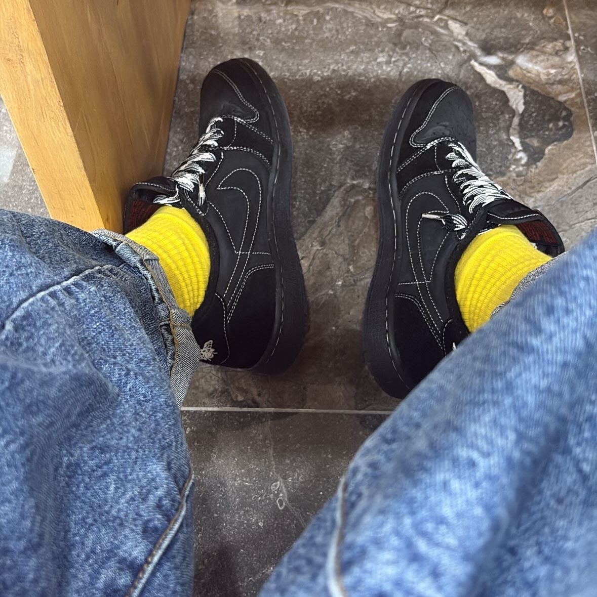 Jordan 1 x Travis Scott Retro Low OG SP Black Phantom, Nike FC Barcelona x Travis Scott Retro 2000/01 Home Skeleton Jersey Multicolor (Non Marking Ver.) 착용 스타일 - 1