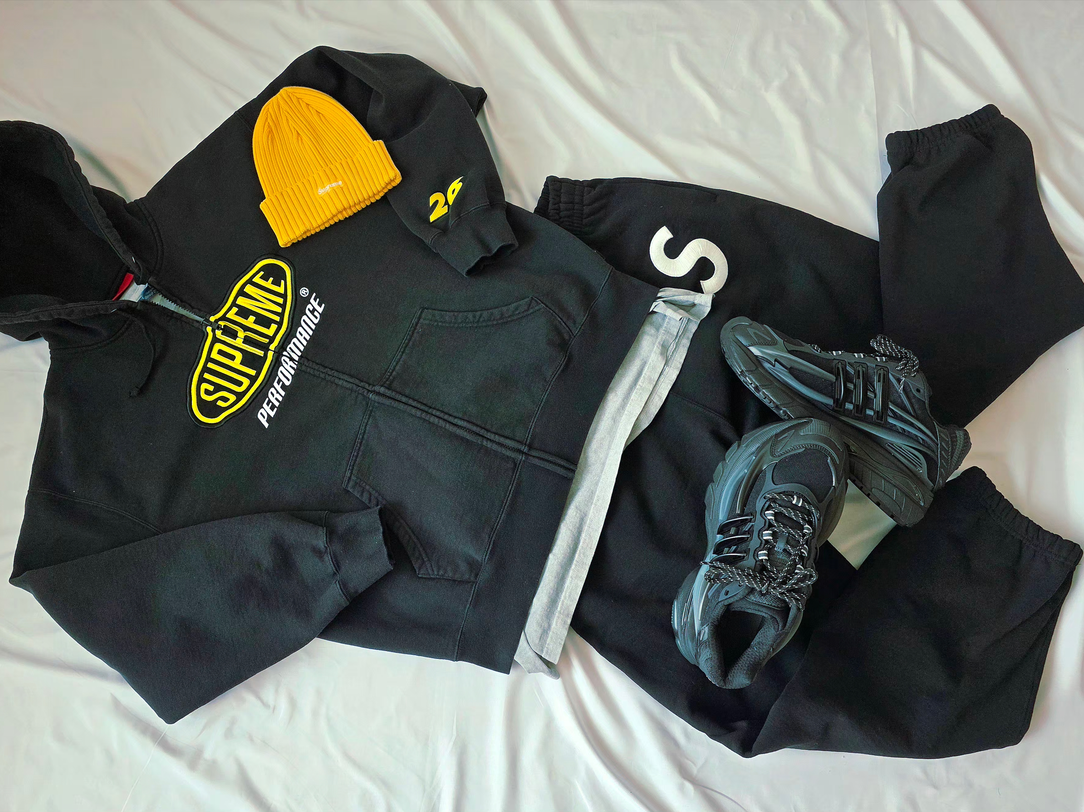 Supreme Performance Zip Up Hooded Sweatshirt Black - 26SS, Supreme Overdyed Beanie Lemon - 23SS 착용 스타일 - 2
