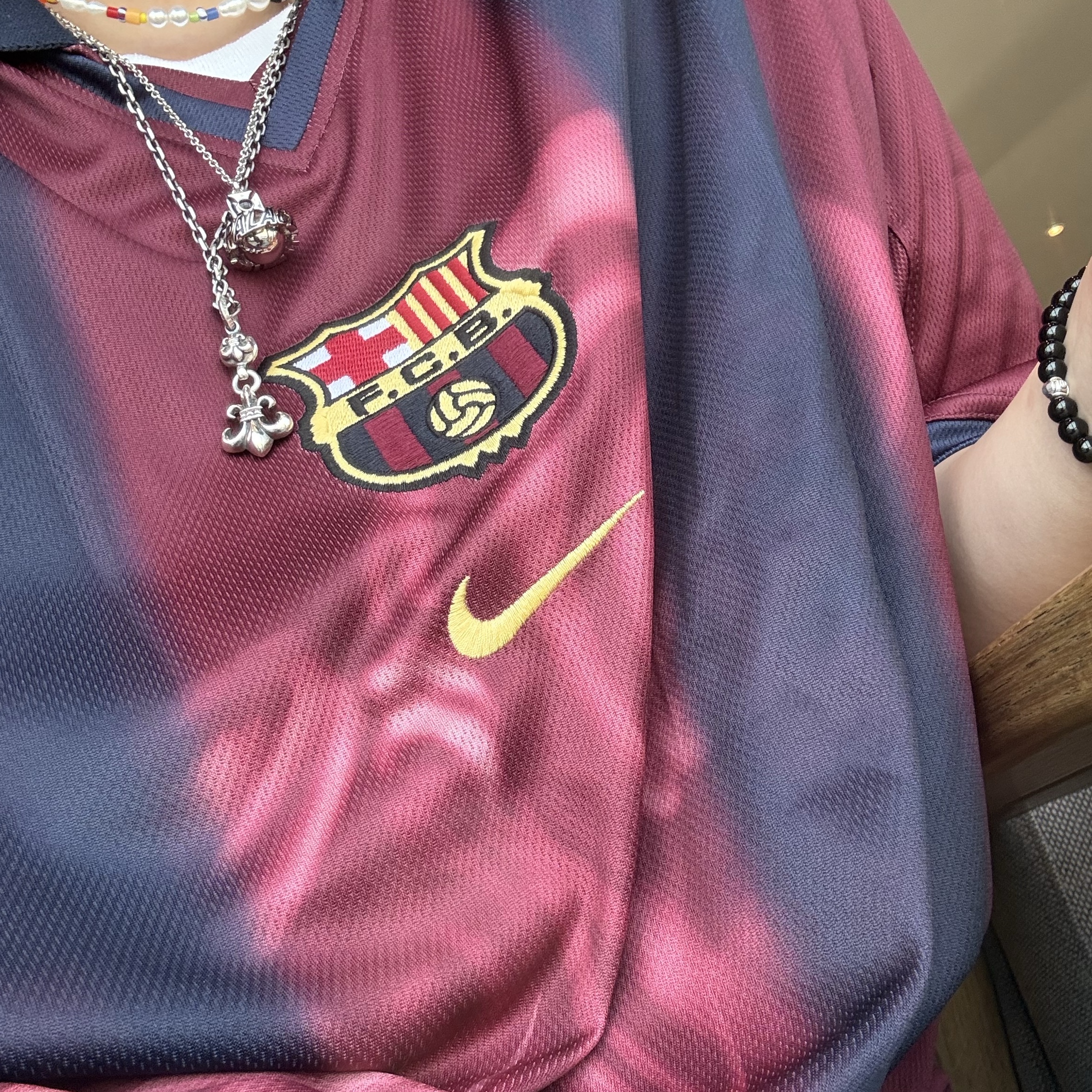 Jordan 1 x Travis Scott Retro Low OG SP Black Phantom, Nike FC Barcelona x Travis Scott Retro 2000/01 Home Skeleton Jersey Multicolor (Non Marking Ver.) 착용 스타일 - 2