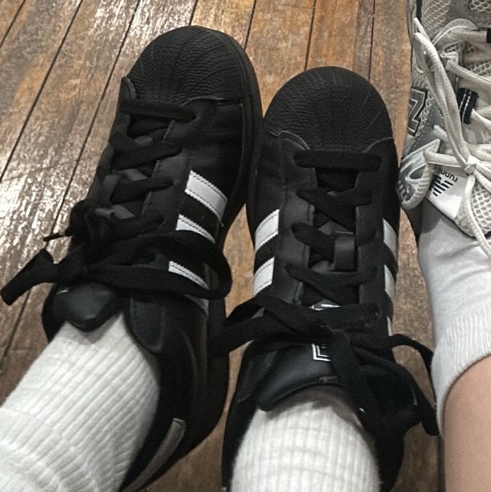Adidas Superstar II Core Black Cloud White 착용 스타일
