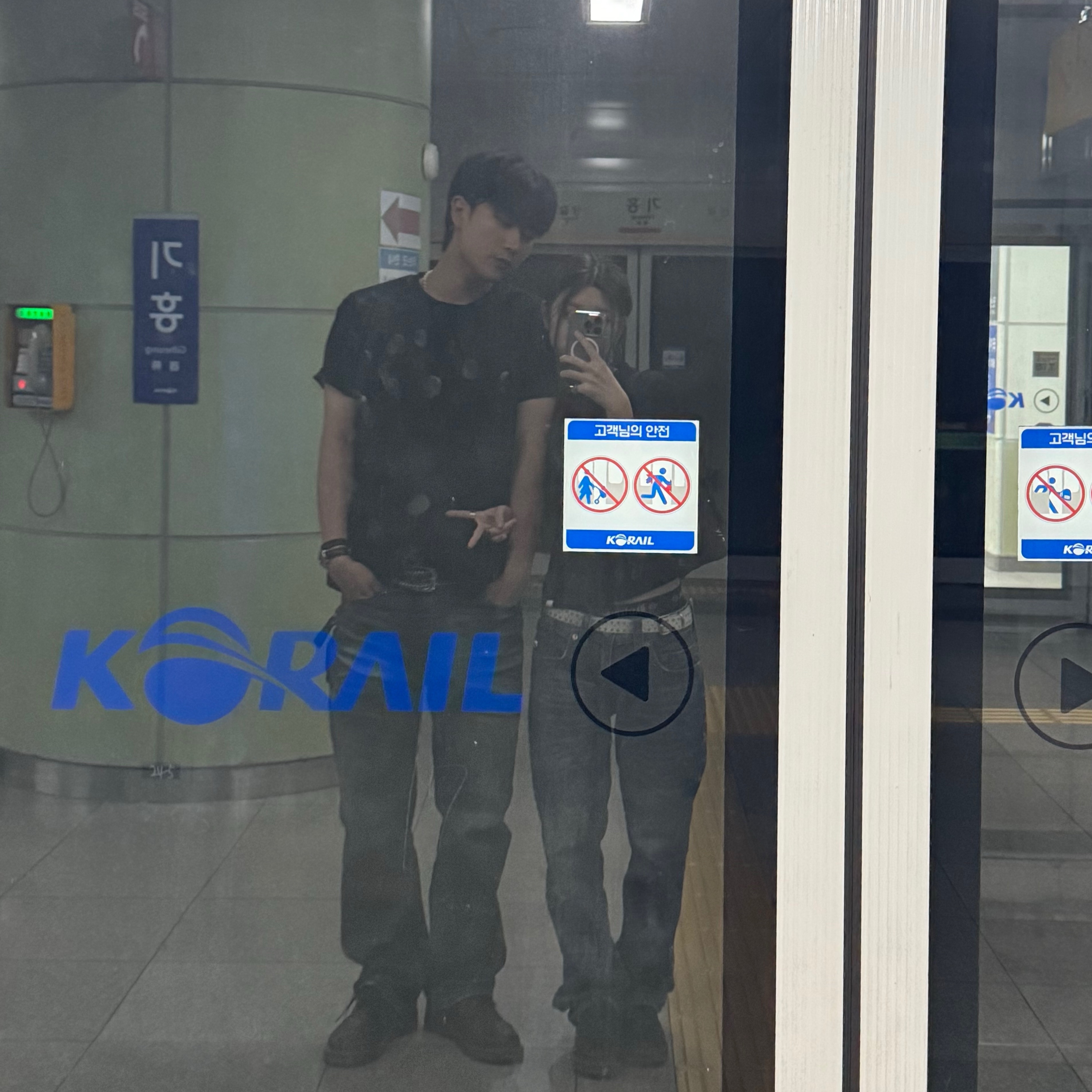 Cornerbless Regular Sagging Dirty Denim Pants Dark Blue 착용 스타일