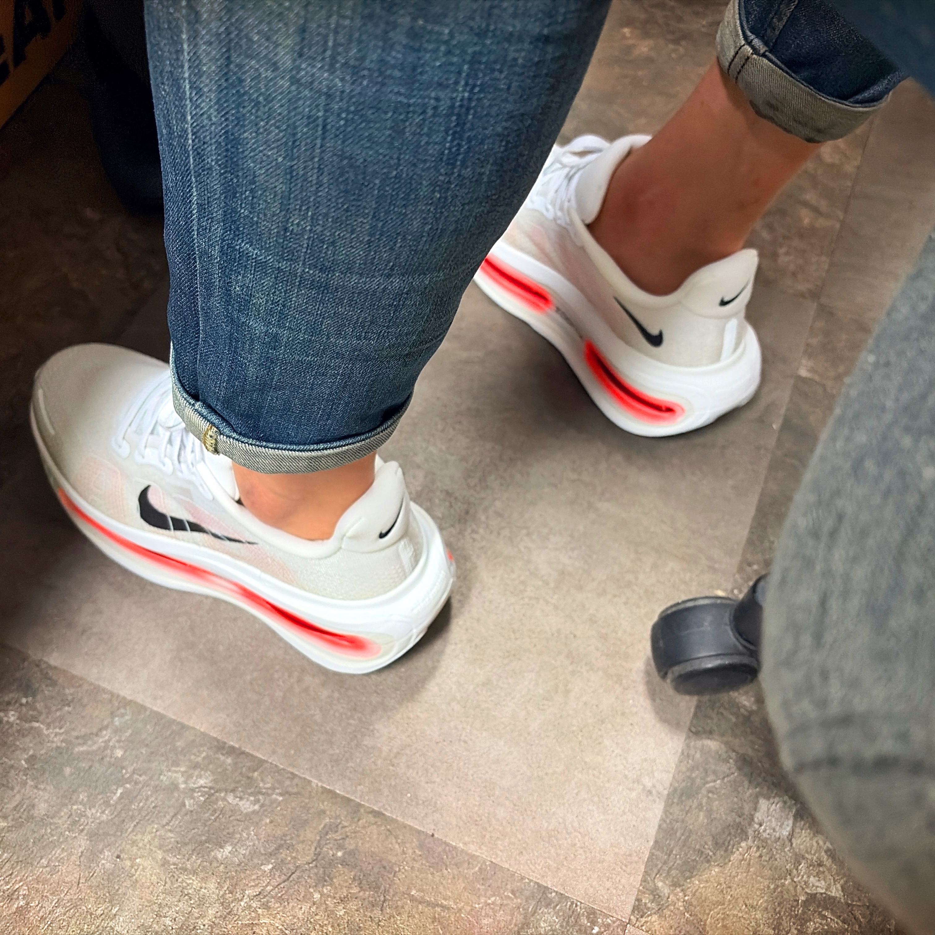 Nike Vomero Premium White Bright Crimson 착용 스타일 - 2
