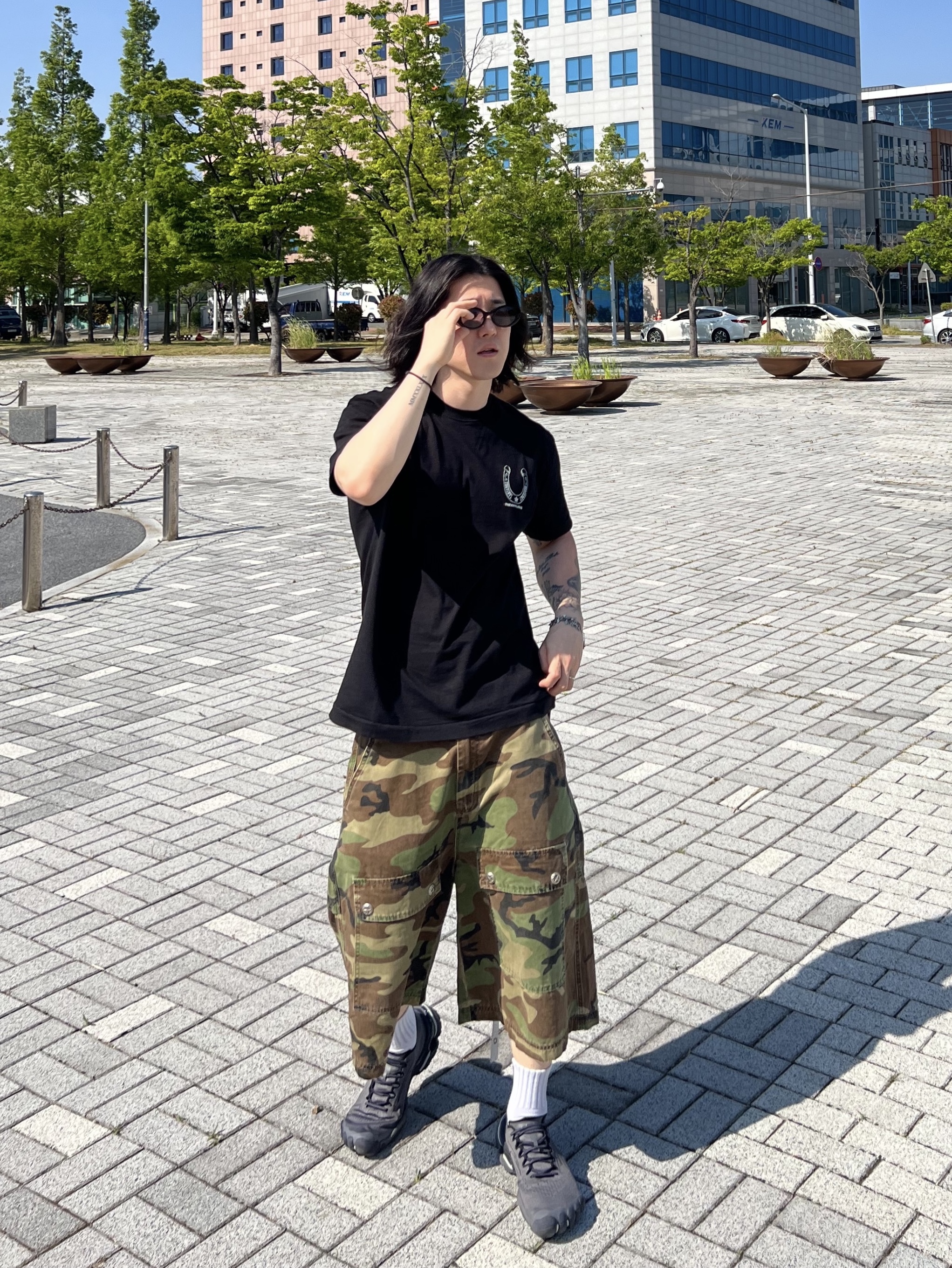 Thevinylhouse Lucky House Tee Black, Balenciaga Anatomic Runner Sneakers Grey 착용 스타일 - 4