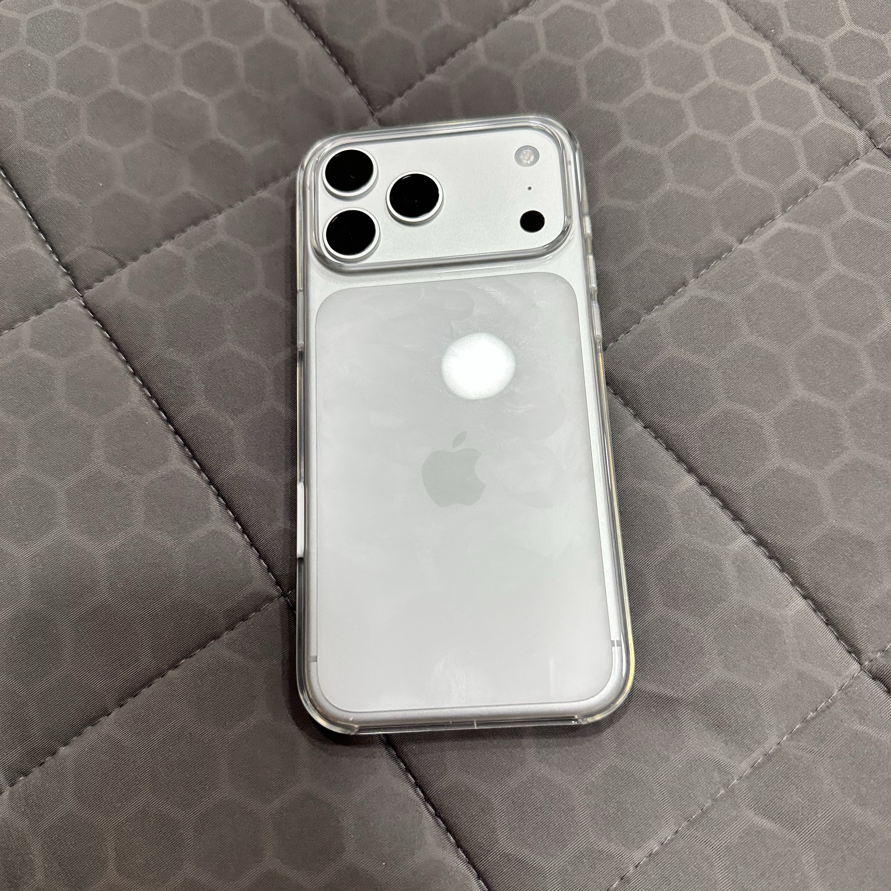 Apple iPhone 17 Case with MagSafe Clear 착용 스타일