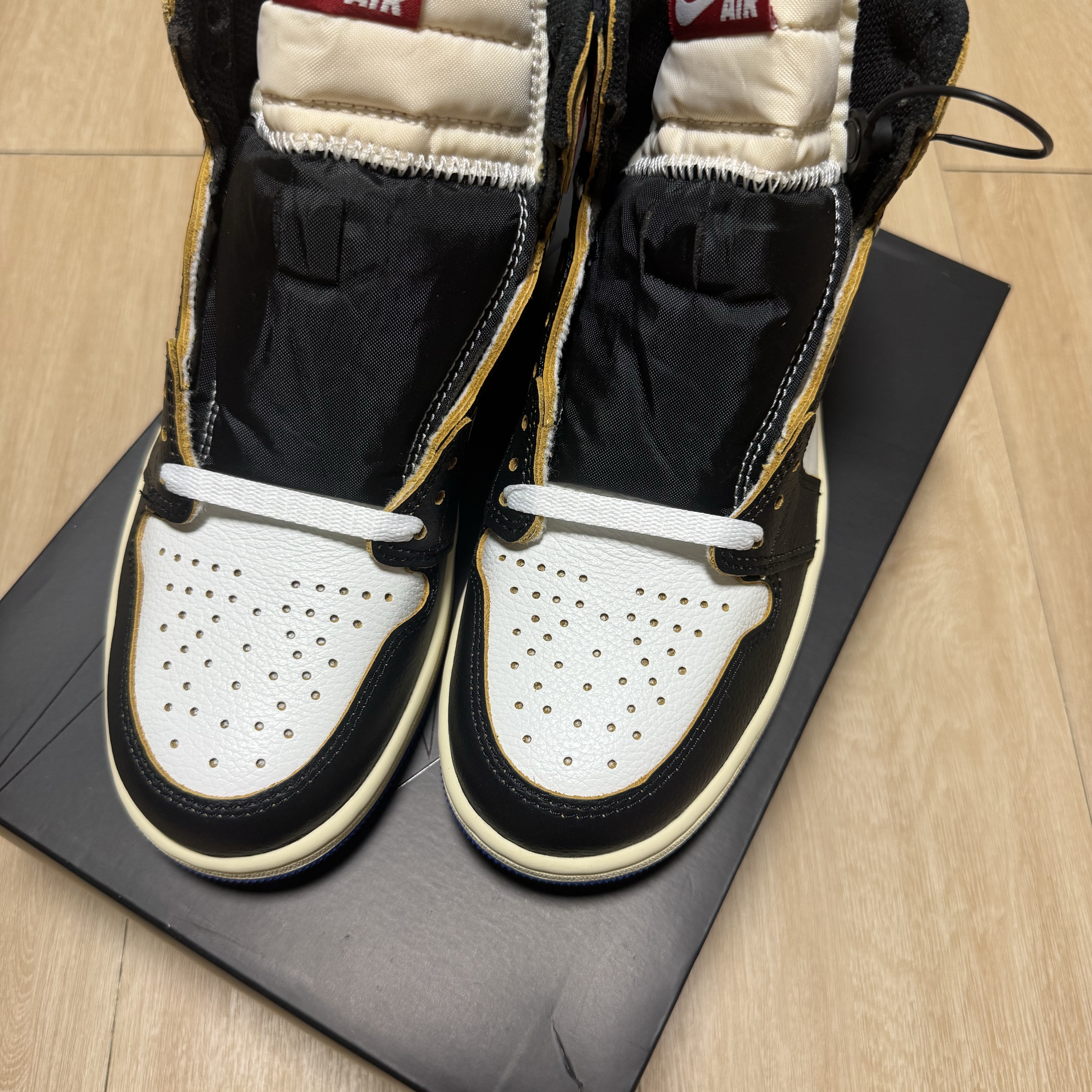 Jordan 1 x Fragment x Union LA Black and Varsity Red 착용 스타일 - 1