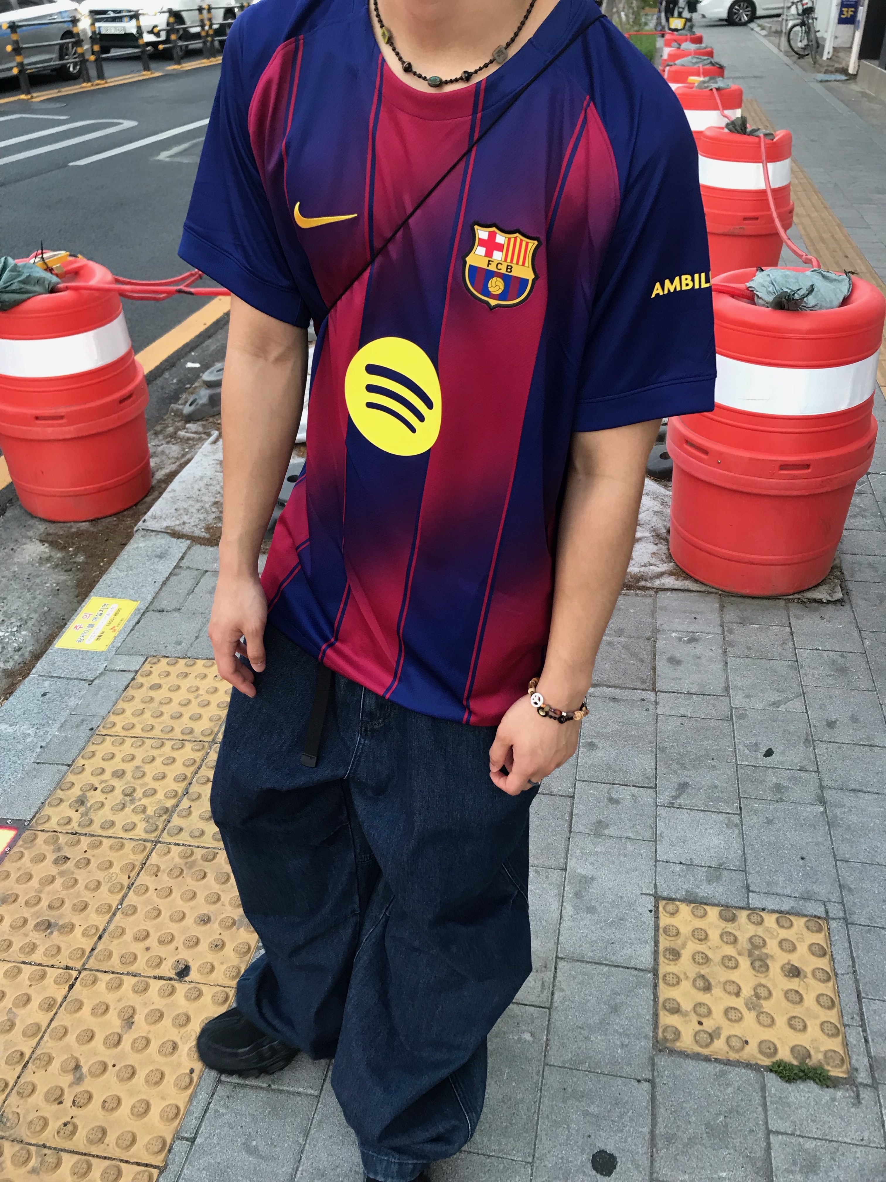 Nike FC Barcelona 2025/26 Stadium Home Dri-Fit Football Replica Jersey Deep Royal Blue Noble Red (Non Marking Ver.) 착용 스타일 - 2