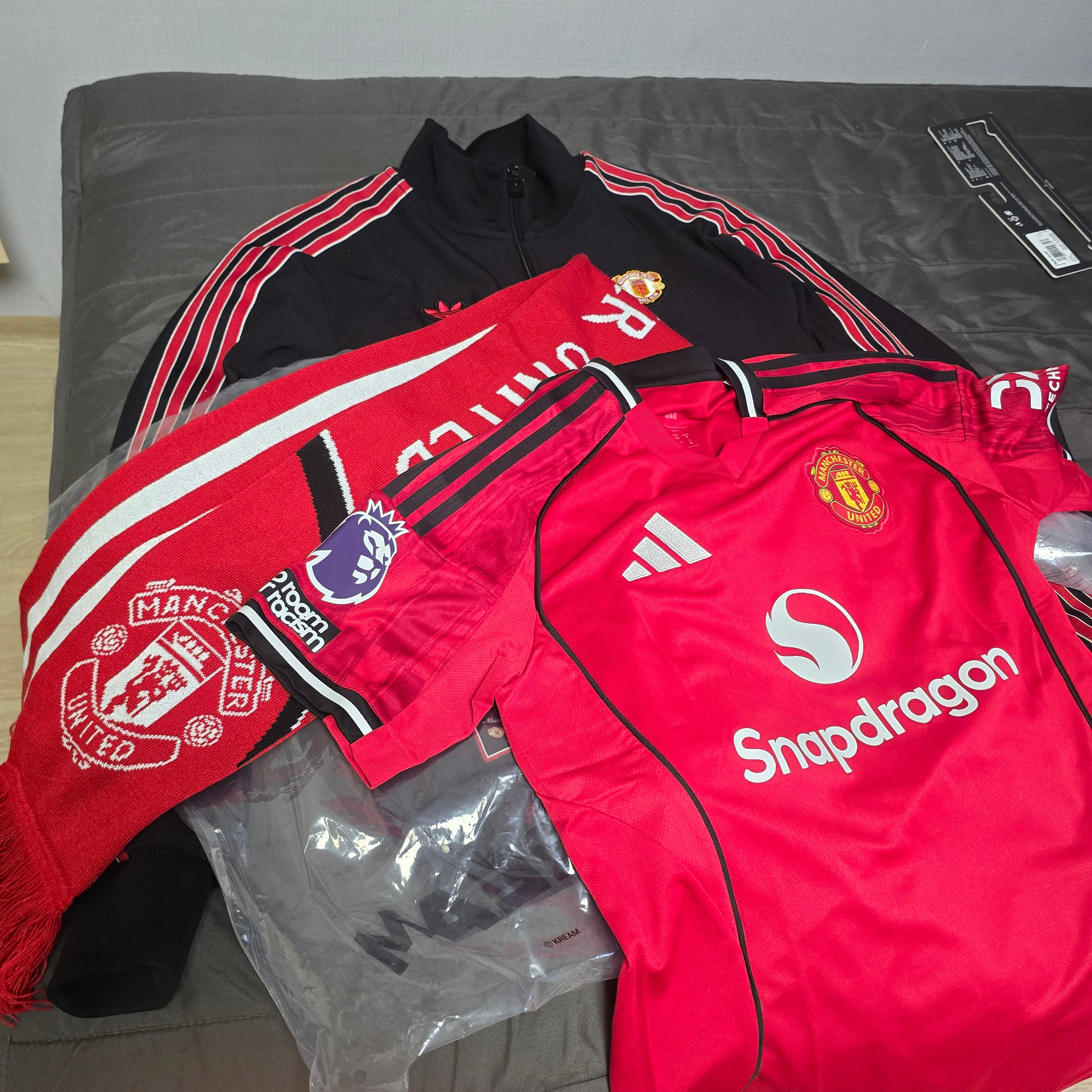 Adidas Manchester United 2025/26 Home Jersey Mufc Red - KR Sizing (Non Marking Ver.), Adidas Manchester United Home Scarf Mufc Red Black 착용 스타일 - 1