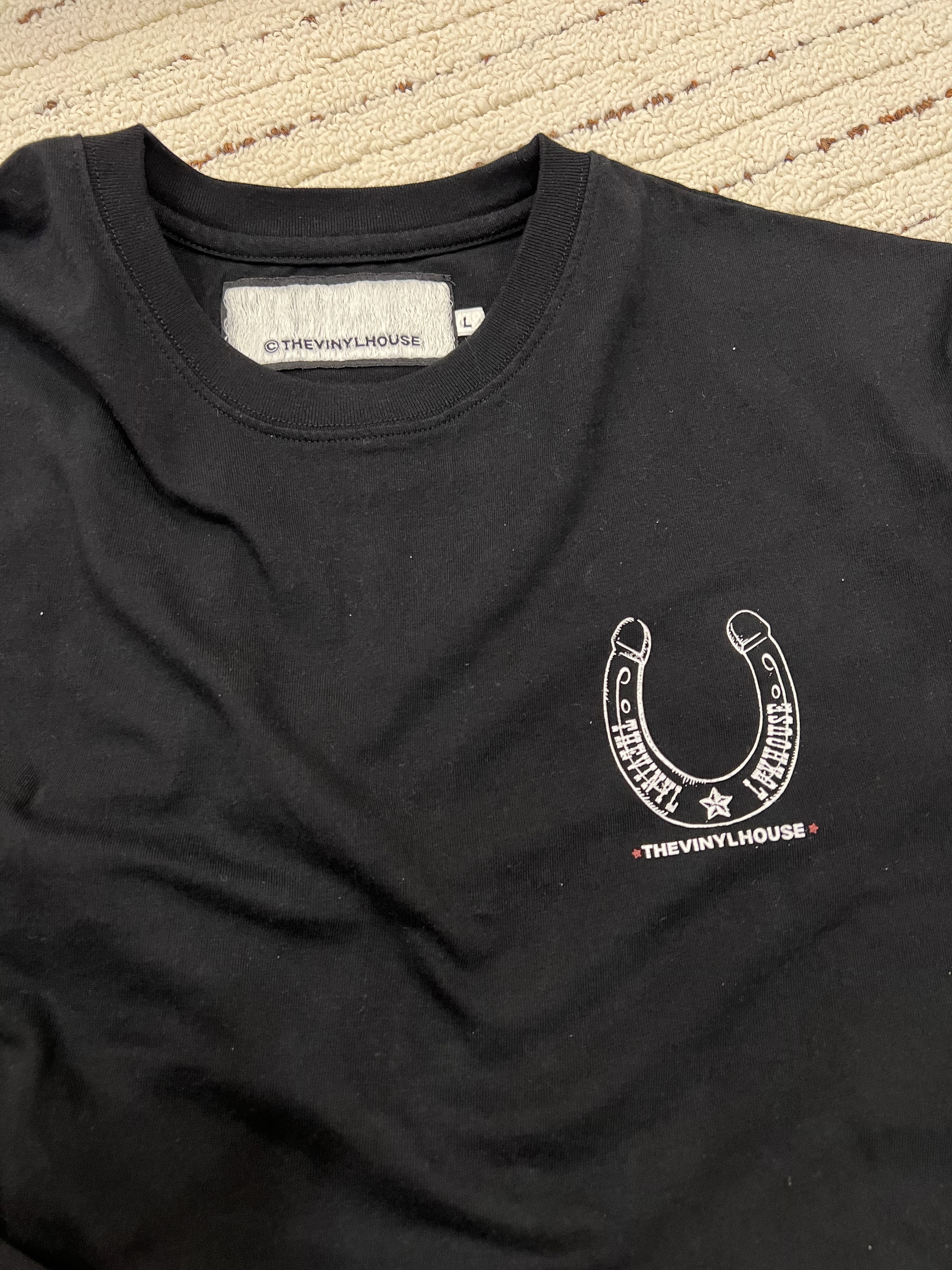 Thevinylhouse Lucky House Tee Black 착용 스타일 - 2