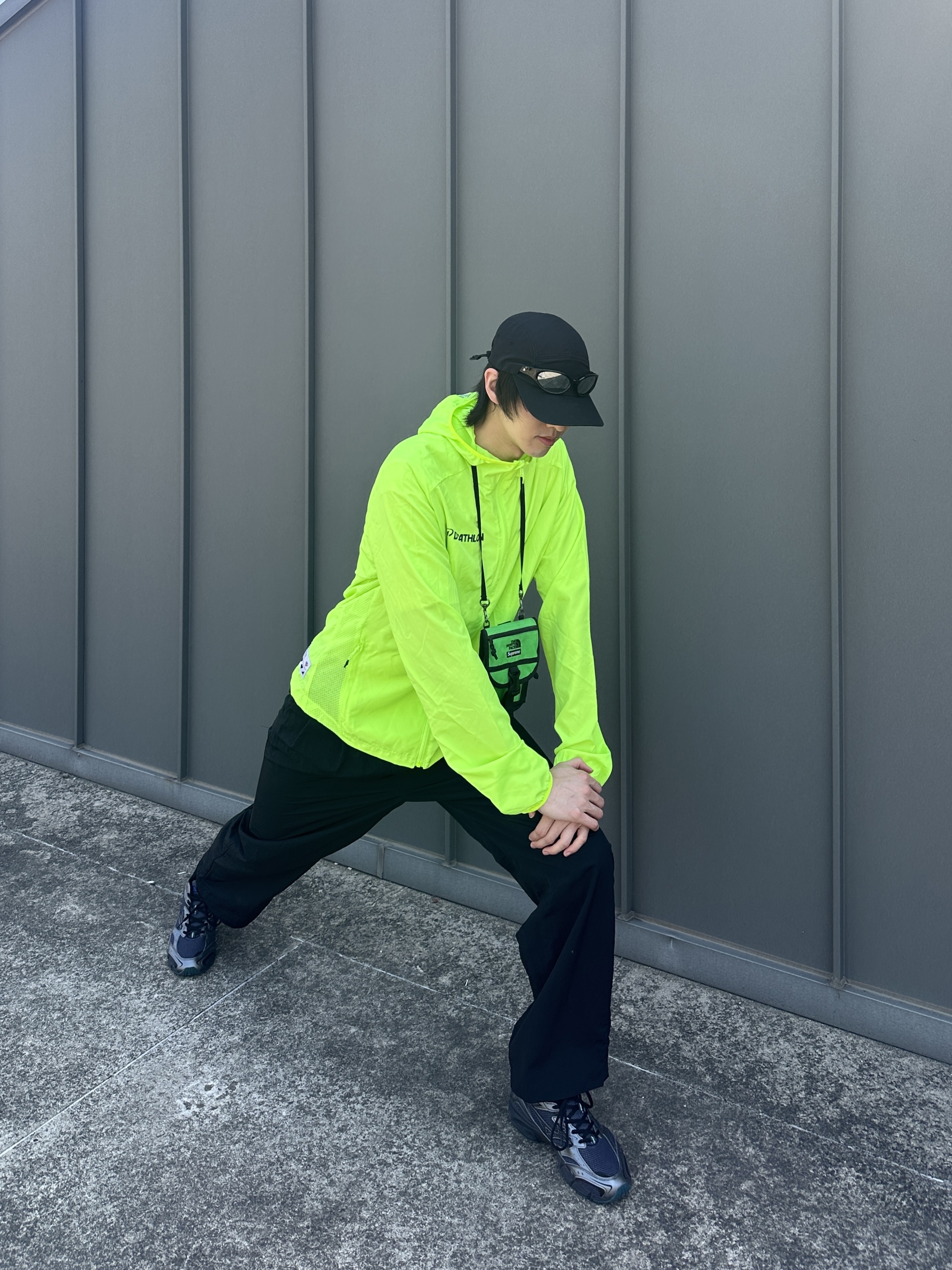 Supreme x The North Face RTG Utility Pouch Green - 20SS, DECATHLON Men's Running High-Visibility Wind Jacket Run 100 Fluorescent Acid Yellow 착용 스타일 - 2