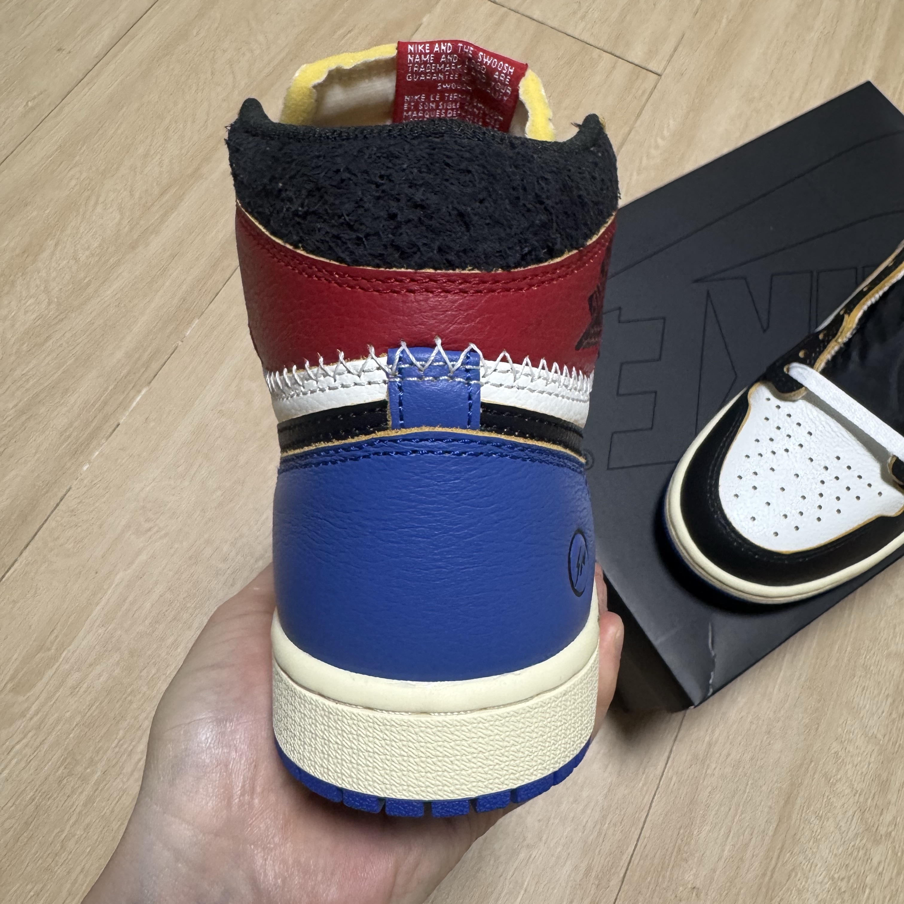 Jordan 1 x Fragment x Union LA Black and Varsity Red 착용 스타일 - 5