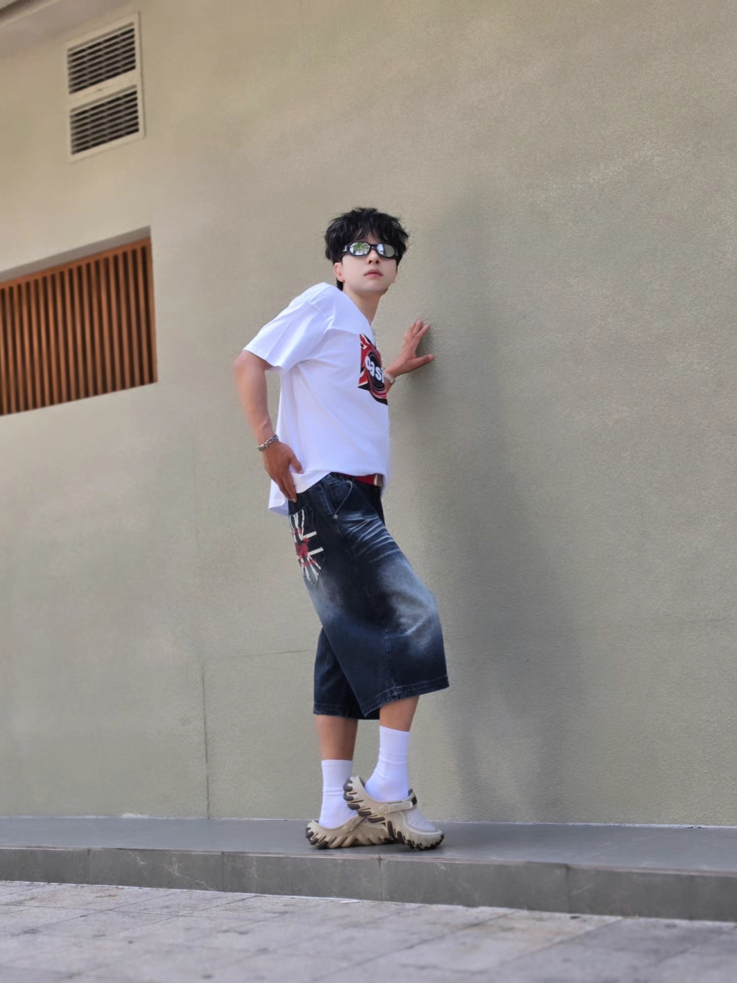 Levi's x Oasis Union Jack T-Shirt White, Crocs Echo RO Ripstop Clog Bark 착용 스타일 - 4