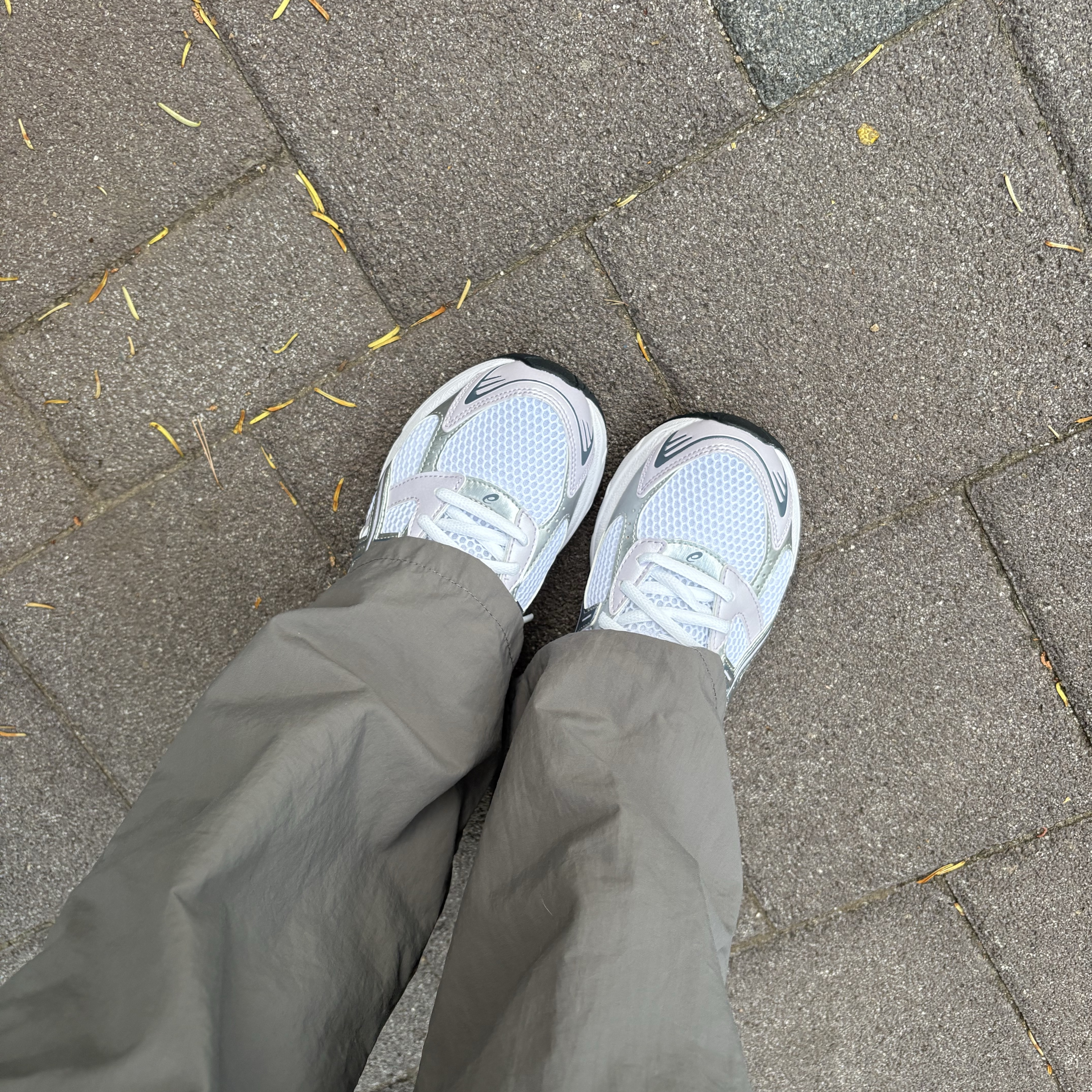(W) Asics Gel-1130 White Faded Ash Rock 착용 스타일 - 1