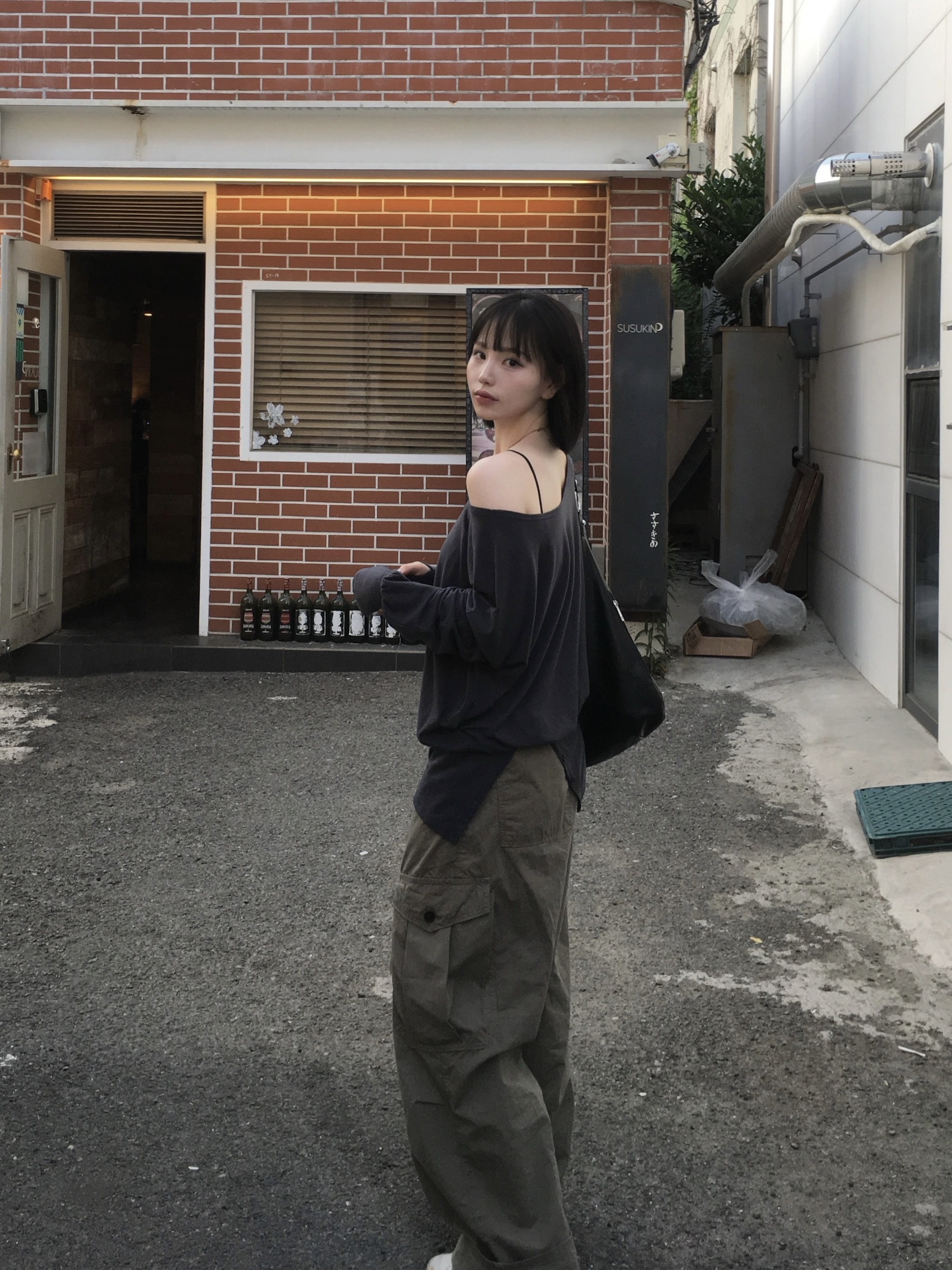 Golden Goose Superstar White Silver Heel Tab Sneakers, For Appeal Carry Light Hobo Bag  Black 착용 스타일