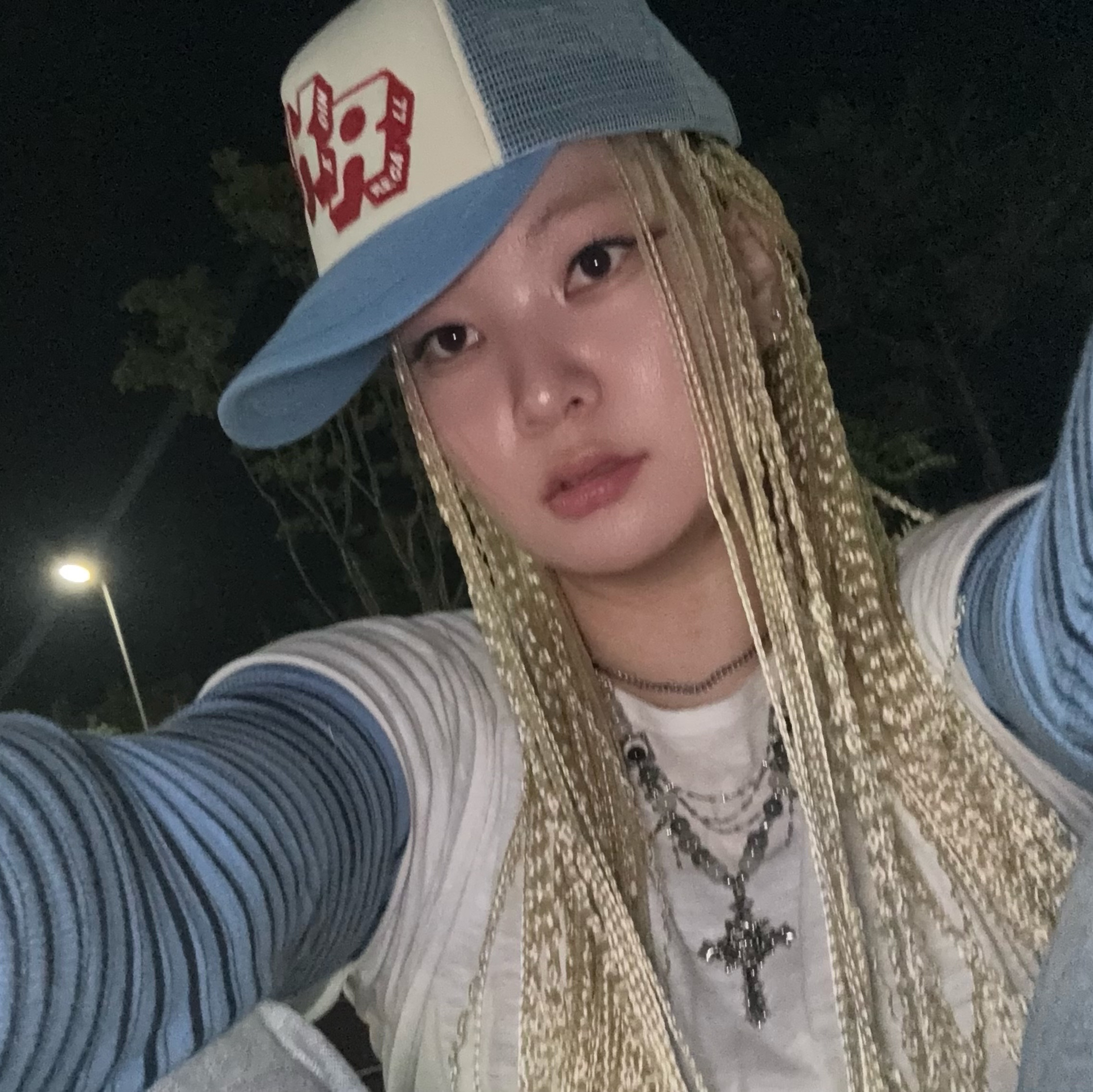 Honey Scoop House HKR Logo Trucker Cap Sky Blue 착용 스타일 - 1