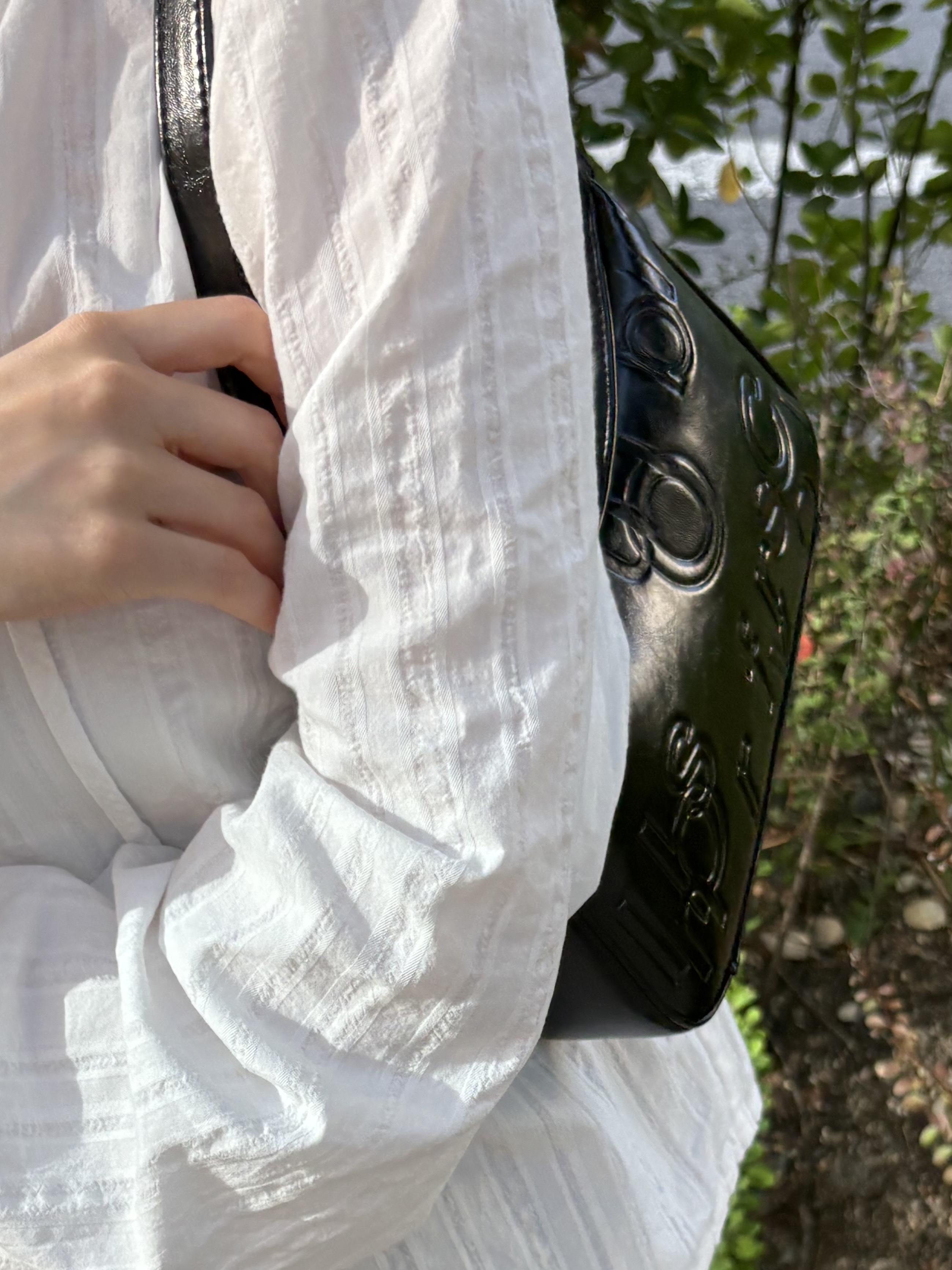 MILLO WOMEN Varnish Carving Bag Black 착용 스타일 - 2