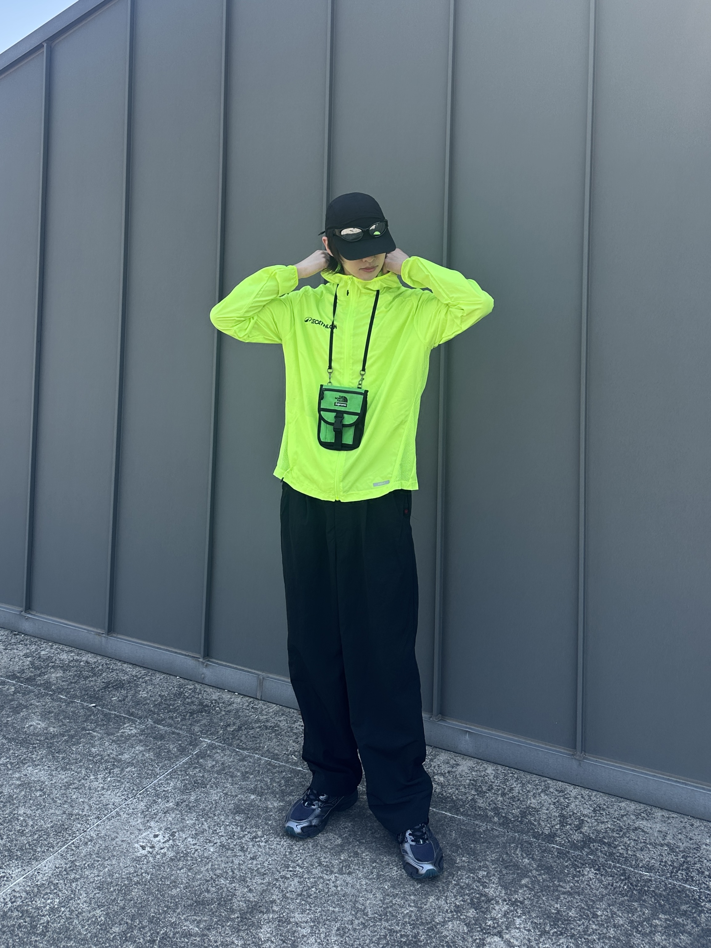 Supreme x The North Face RTG Utility Pouch Green - 20SS, DECATHLON Men's Running High-Visibility Wind Jacket Run 100 Fluorescent Acid Yellow 착용 스타일 - 1