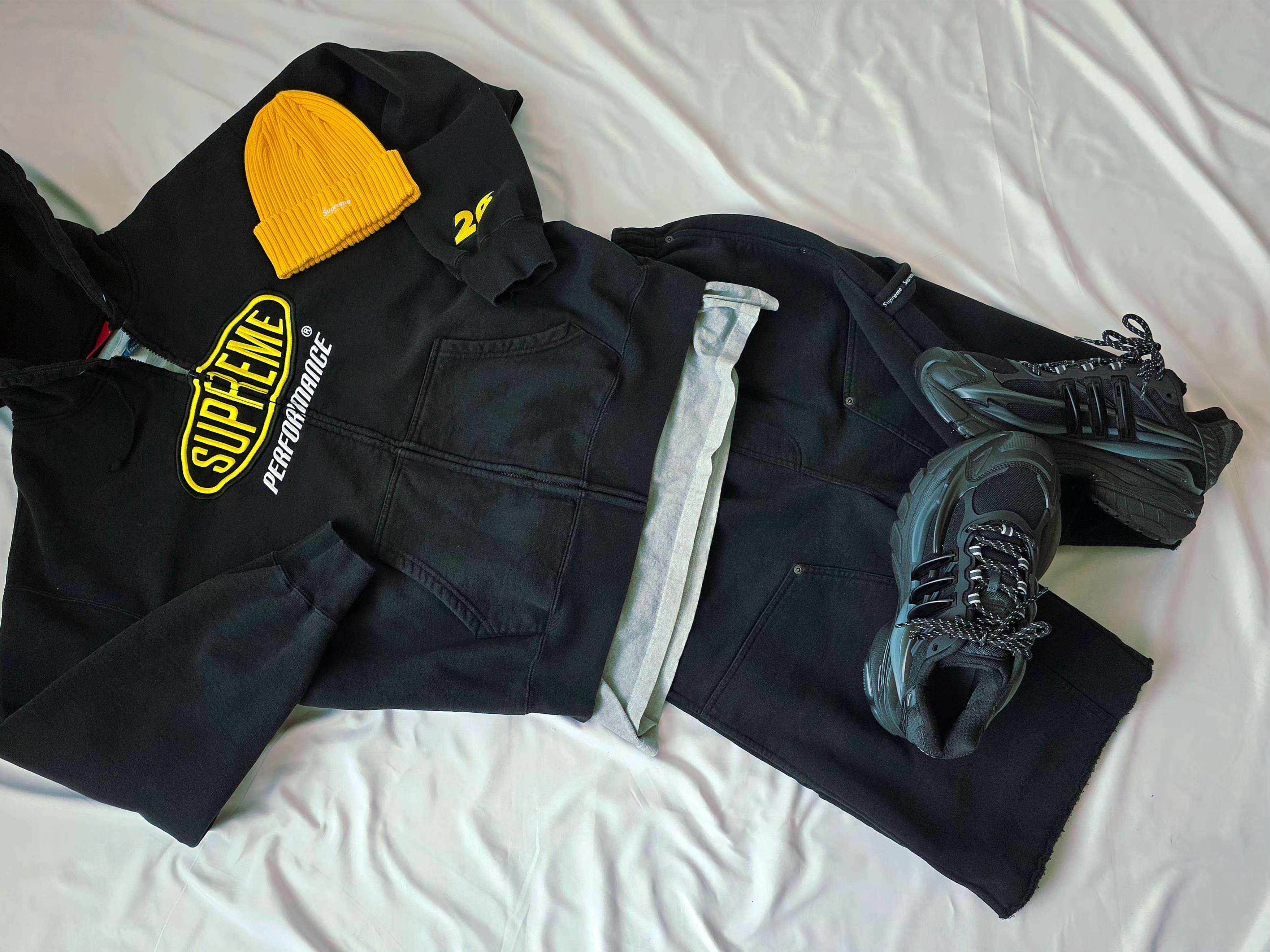 Supreme Performance Zip Up Hooded Sweatshirt Black - 26SS, Supreme Overdyed Beanie Lemon - 23SS 착용 스타일 - 1
