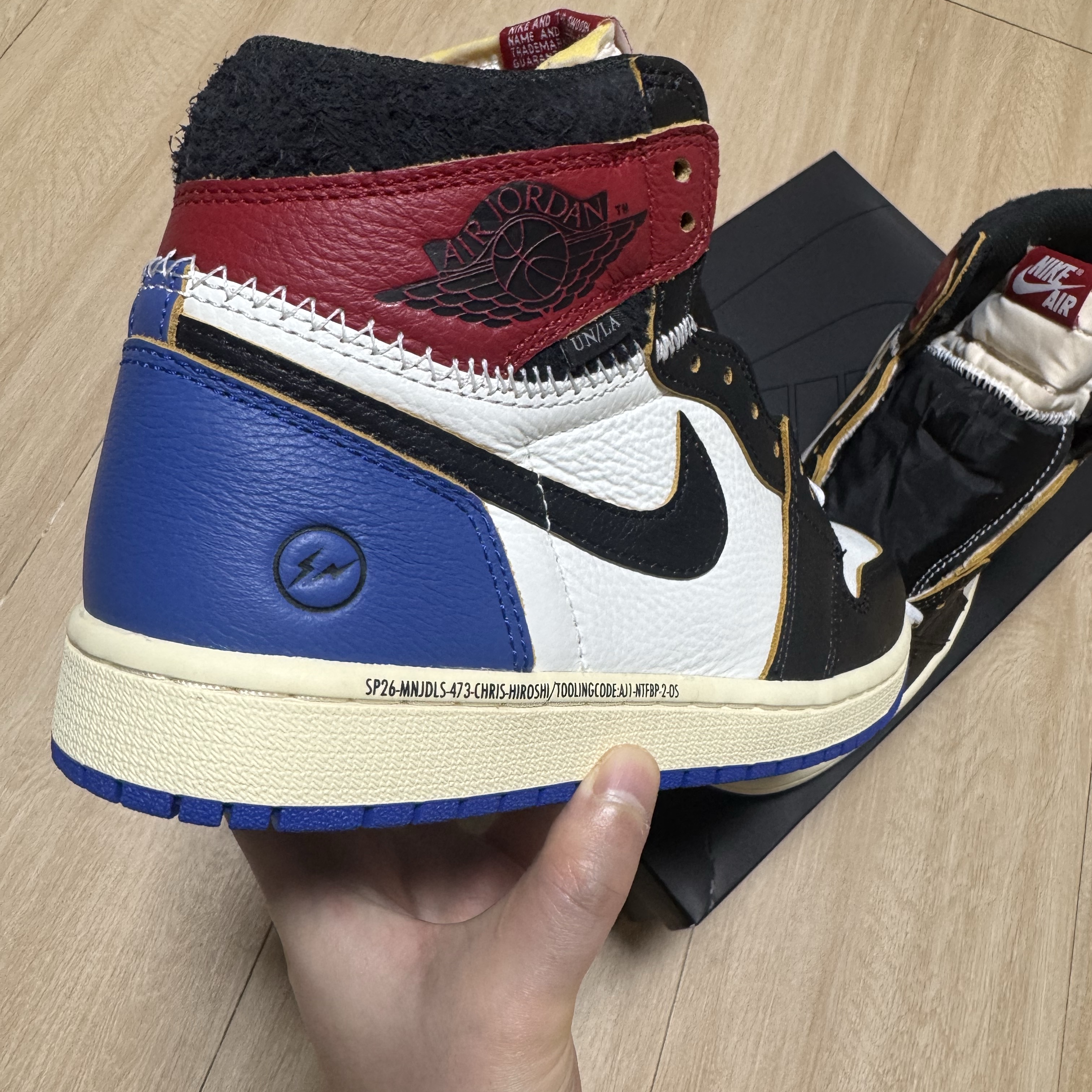 Jordan 1 x Fragment x Union LA Black and Varsity Red 착용 스타일 - 3