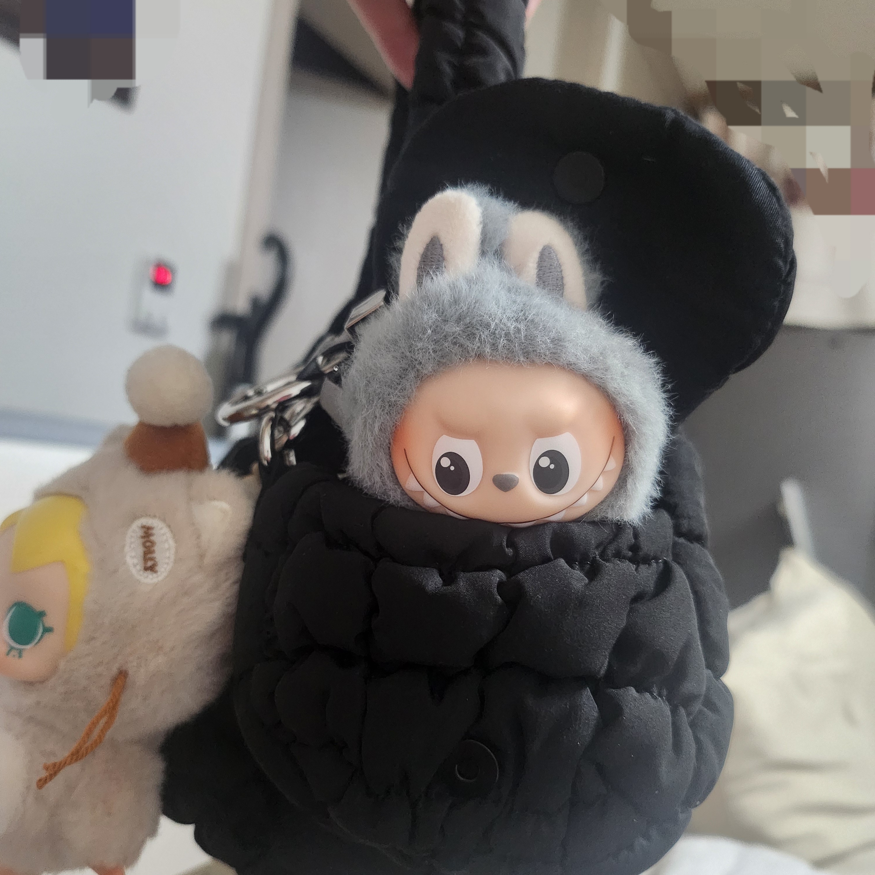 COS Quilted Micro Bag Black, COS Quilted Nano Bag Black 착용 스타일 - 4