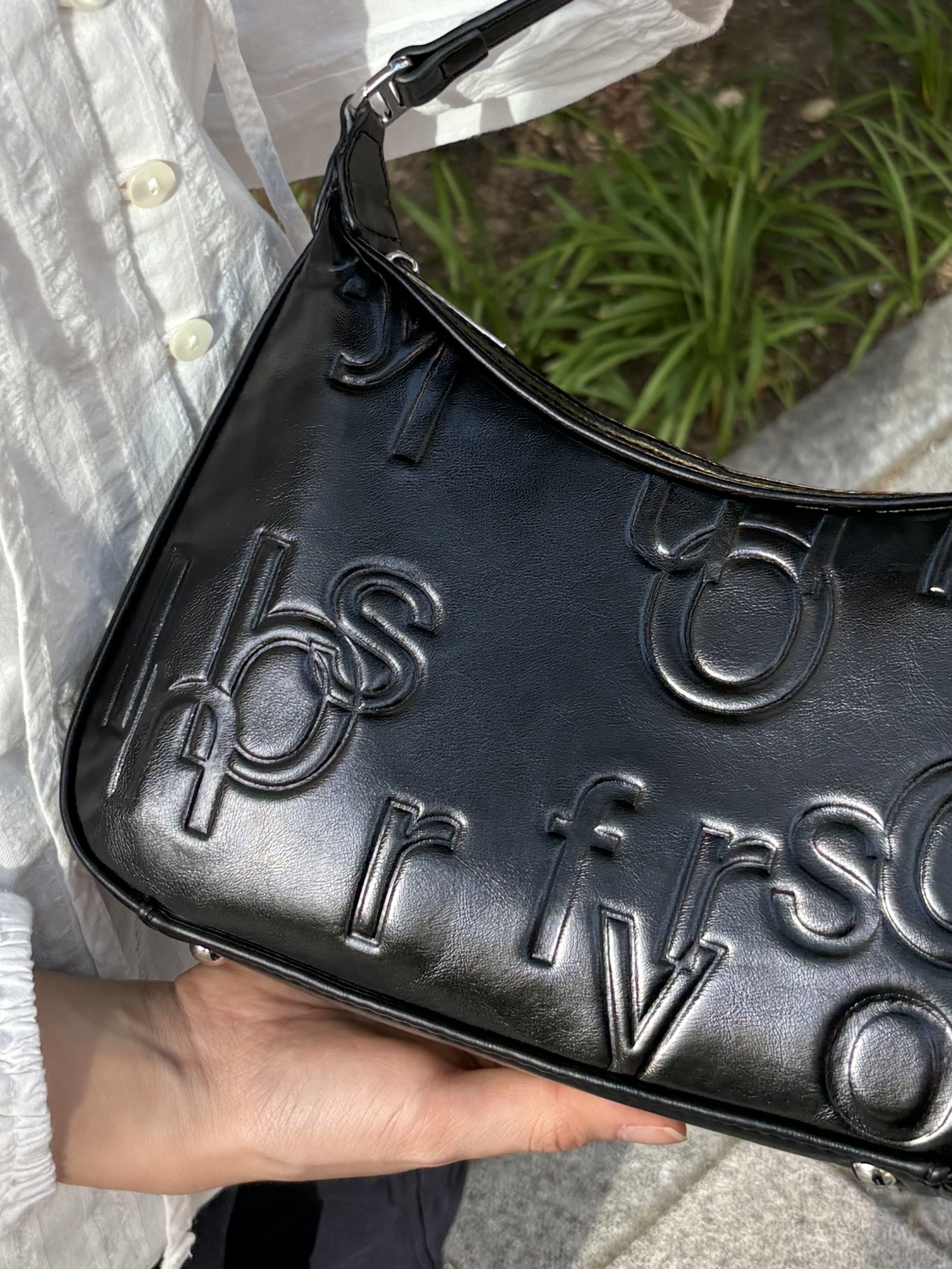 MILLO WOMEN Varnish Carving Bag Black 착용 스타일 - 3