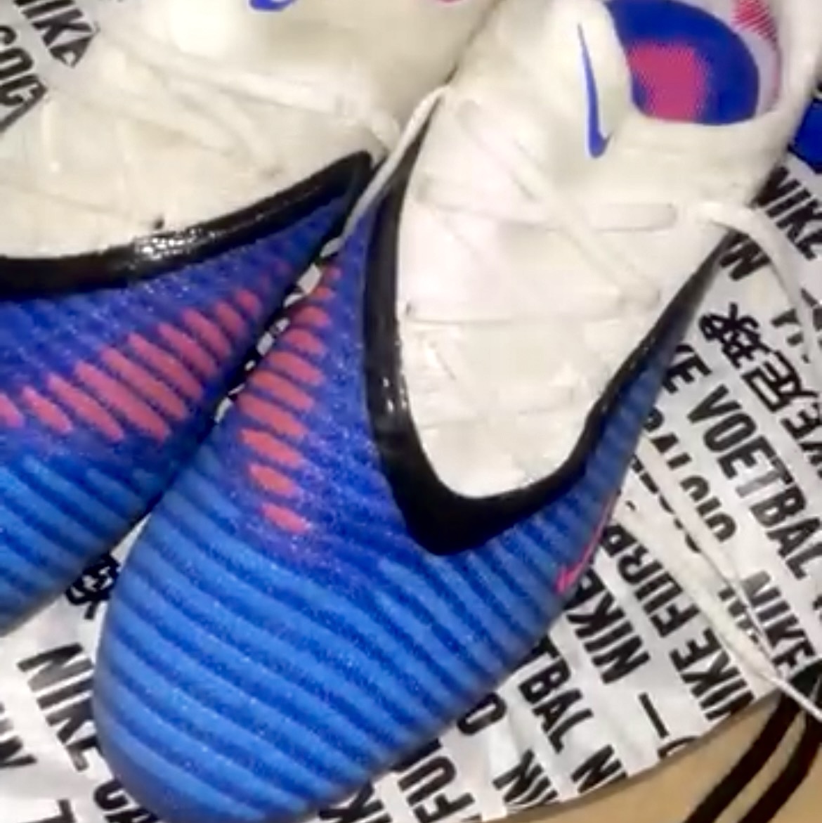 Nike Phantom 6 Low Elite AG-Pro Racer Blue Pink Blast 착용 스타일