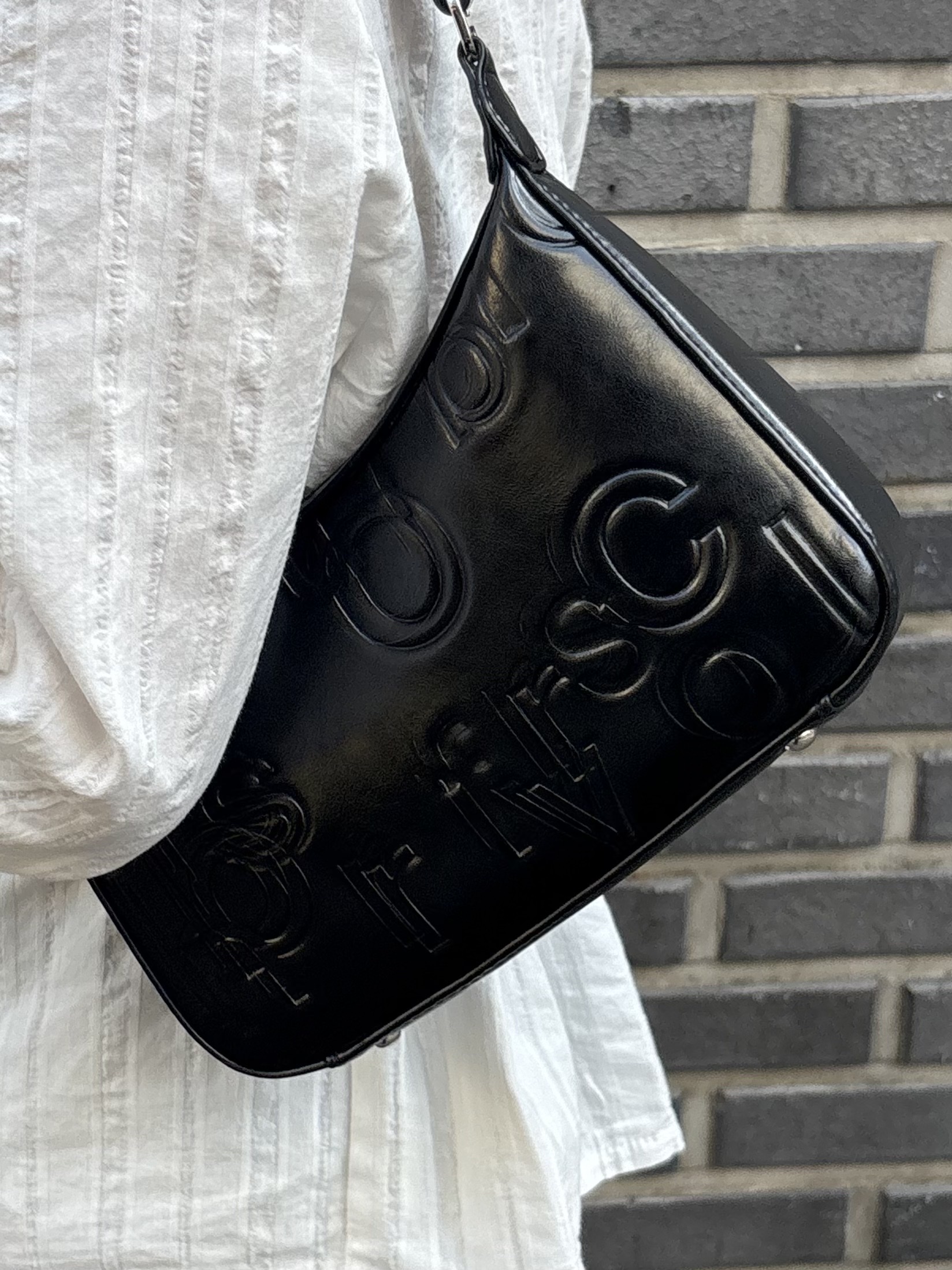 MILLO WOMEN Varnish Carving Bag Black 착용 스타일 - 5