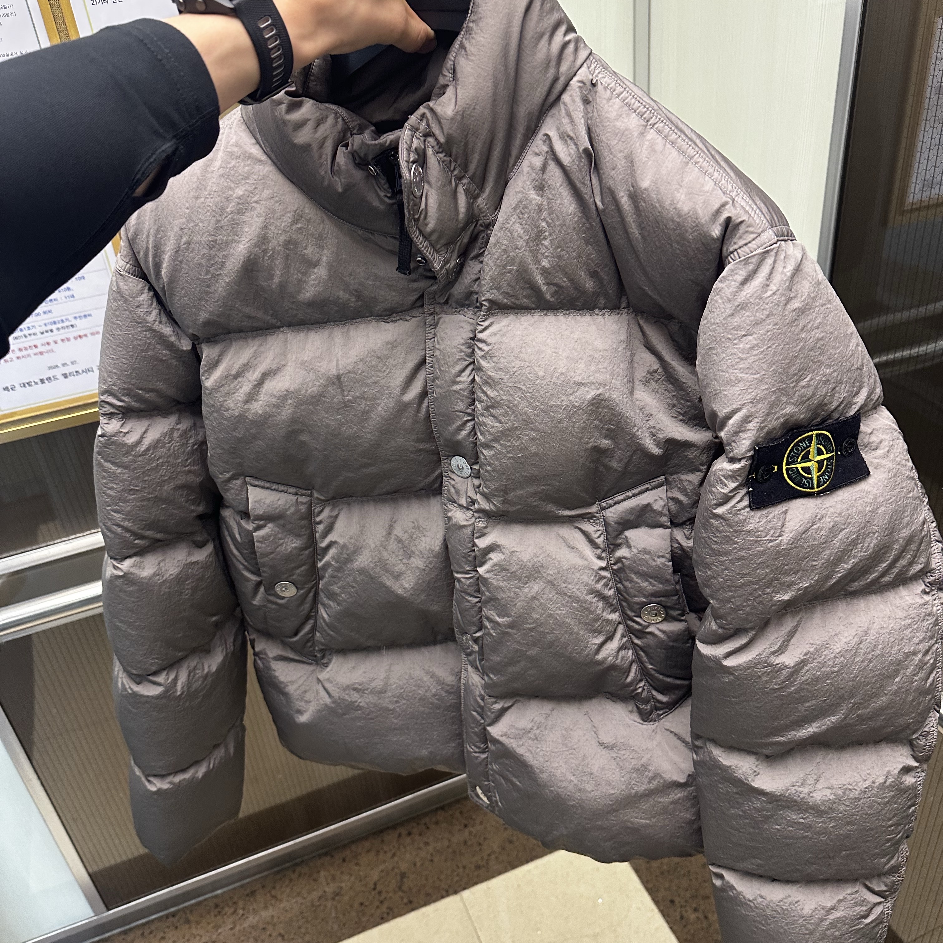 Stone Island 4100124 Nylon Metal In Econyl Down Jacket with Anti Drop and Snap Pockets Sky Blue - 25FW, Stone Island 4100124 Nylon Metal In Econyl Down Jacket with Anti-Drop and Snap Pockets Cement - 25FW 착용 스타일 - 1