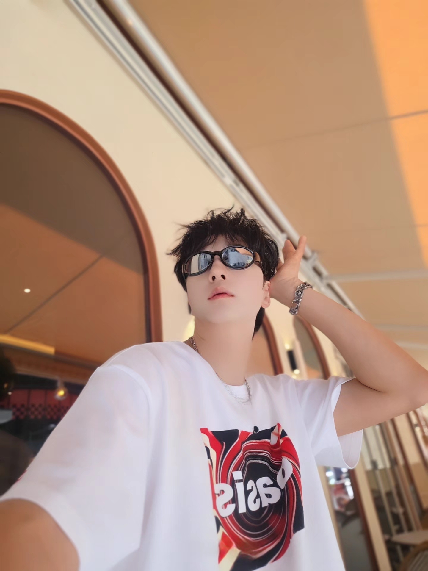 Levi's x Oasis Union Jack T-Shirt White, Crocs Echo RO Ripstop Clog Bark 착용 스타일 - 4