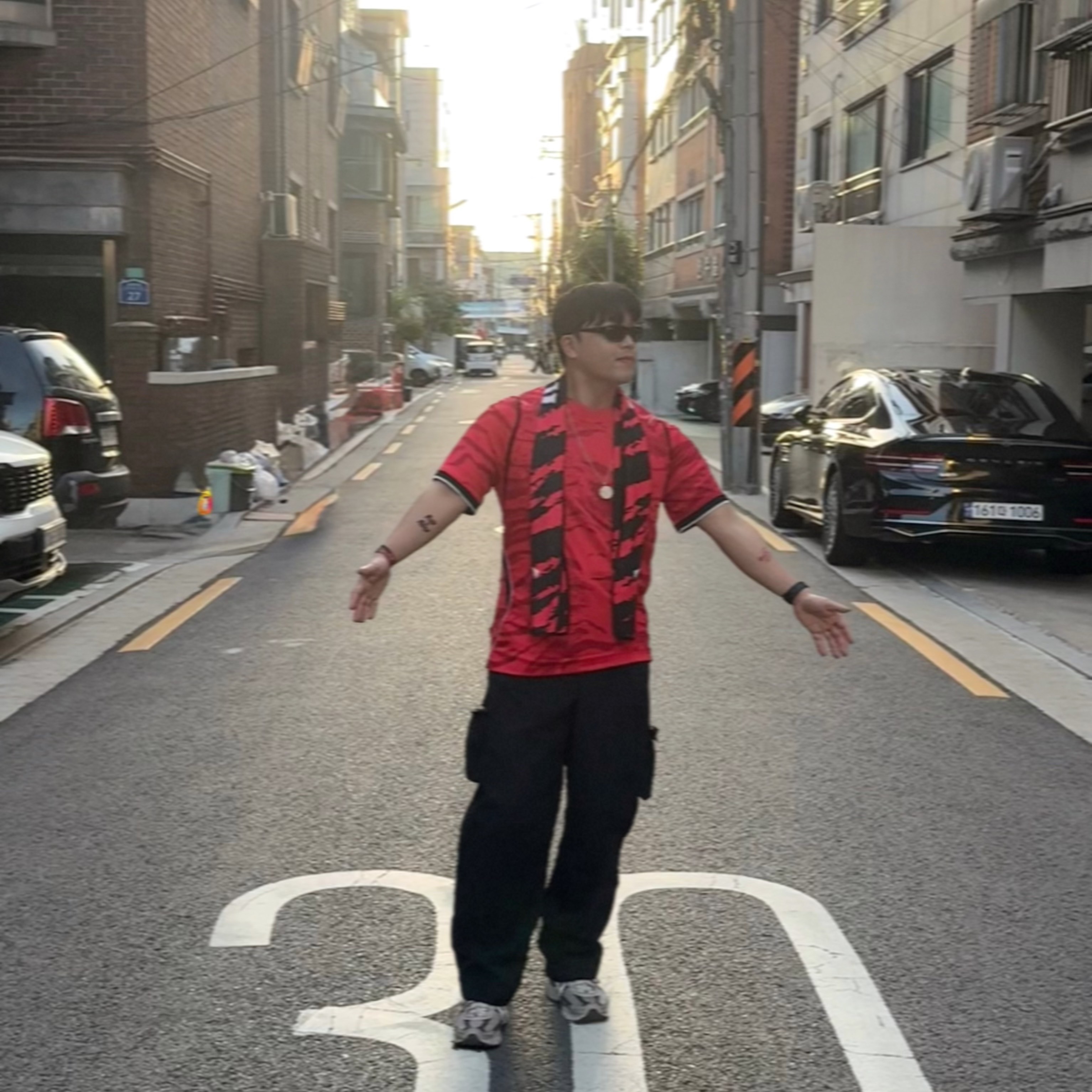 Nike Korea 2026 Stadium Home Dri-Fit Soccer Replica Jersey Global Red Black (Non Marking Ver.), Nike Zoom Vomero 5 PRM Light Iron Ore and Flat Fewter 착용 스타일 - 3