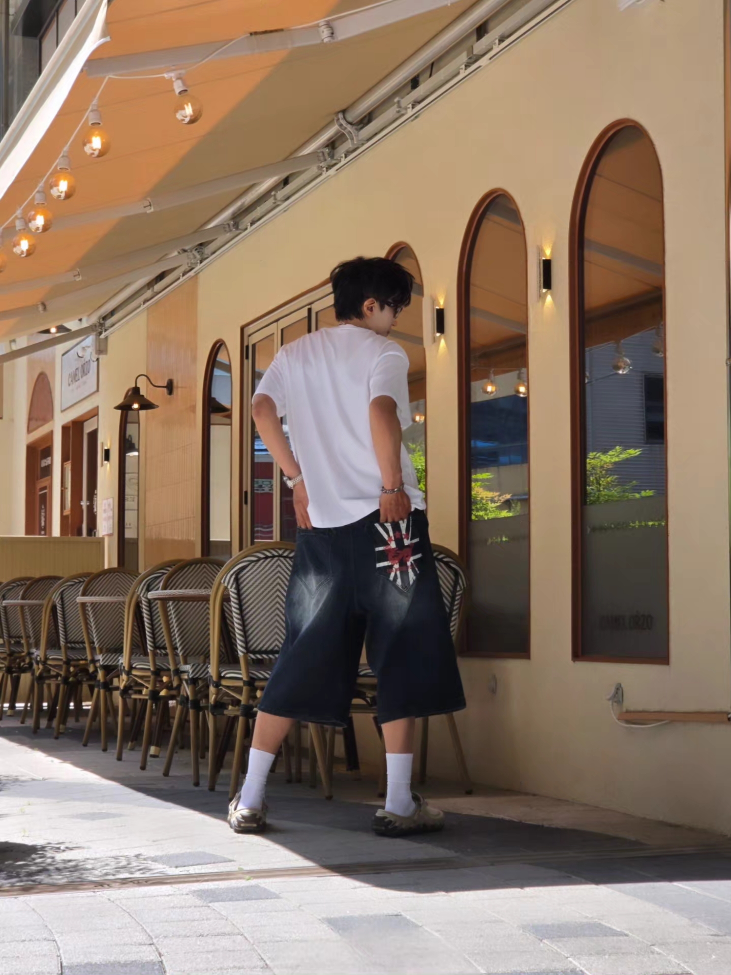 Levi's x Oasis Union Jack T-Shirt White, Crocs Echo RO Ripstop Clog Bark 착용 스타일 - 2