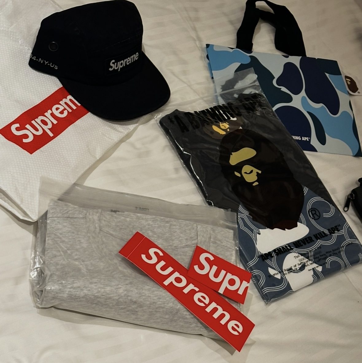 BAPE Japanese Cloud Camo Big Ape Head T-Shirt Black, Supreme Small Box L/S T-Shirt Ash Grey - 25FW 착용 스타일