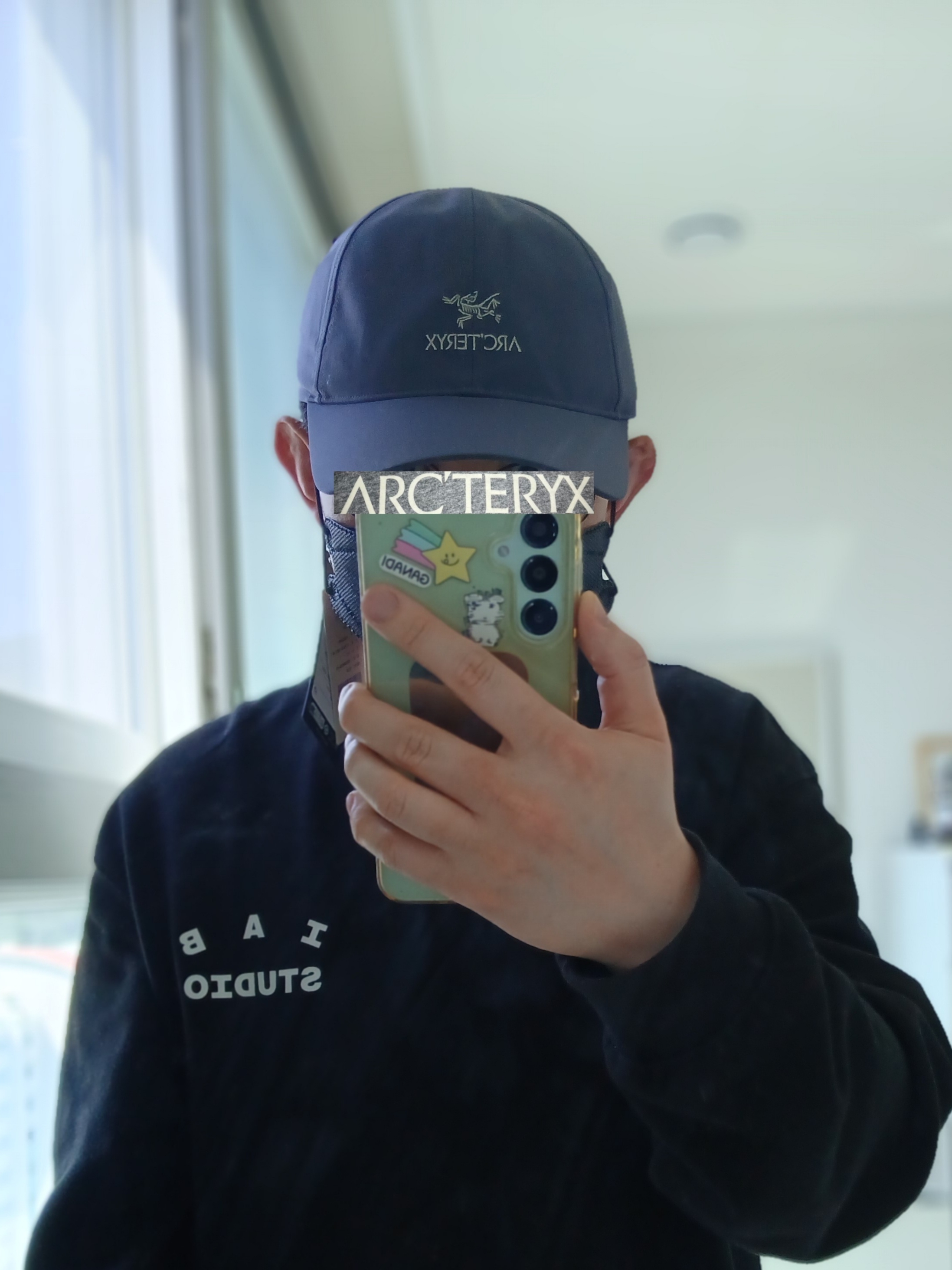 Arc'teryx Bird Word Cap Dk Stratus Habitat, Arc'teryx Emblem Fleece Crew Neck Pullover  Dk Stratus 착용 스타일 - 2