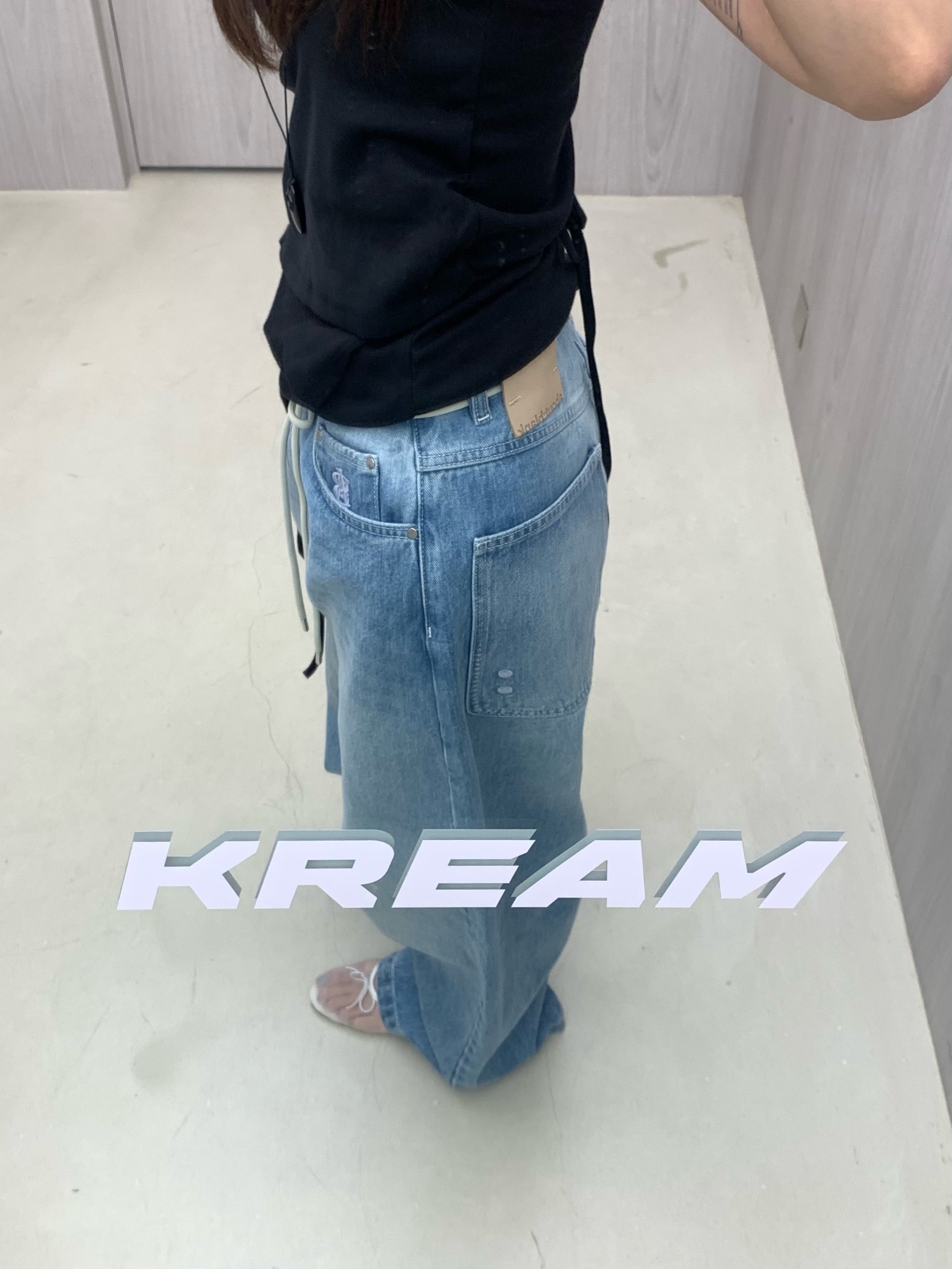 [KREAM 단독] About:Blank Wide Leg Denim Light Blue Wash - 26SS, [KREAM 단독] About:Blank Oxford Script Shirt Blue White - 26FW 착용 스타일 - 2