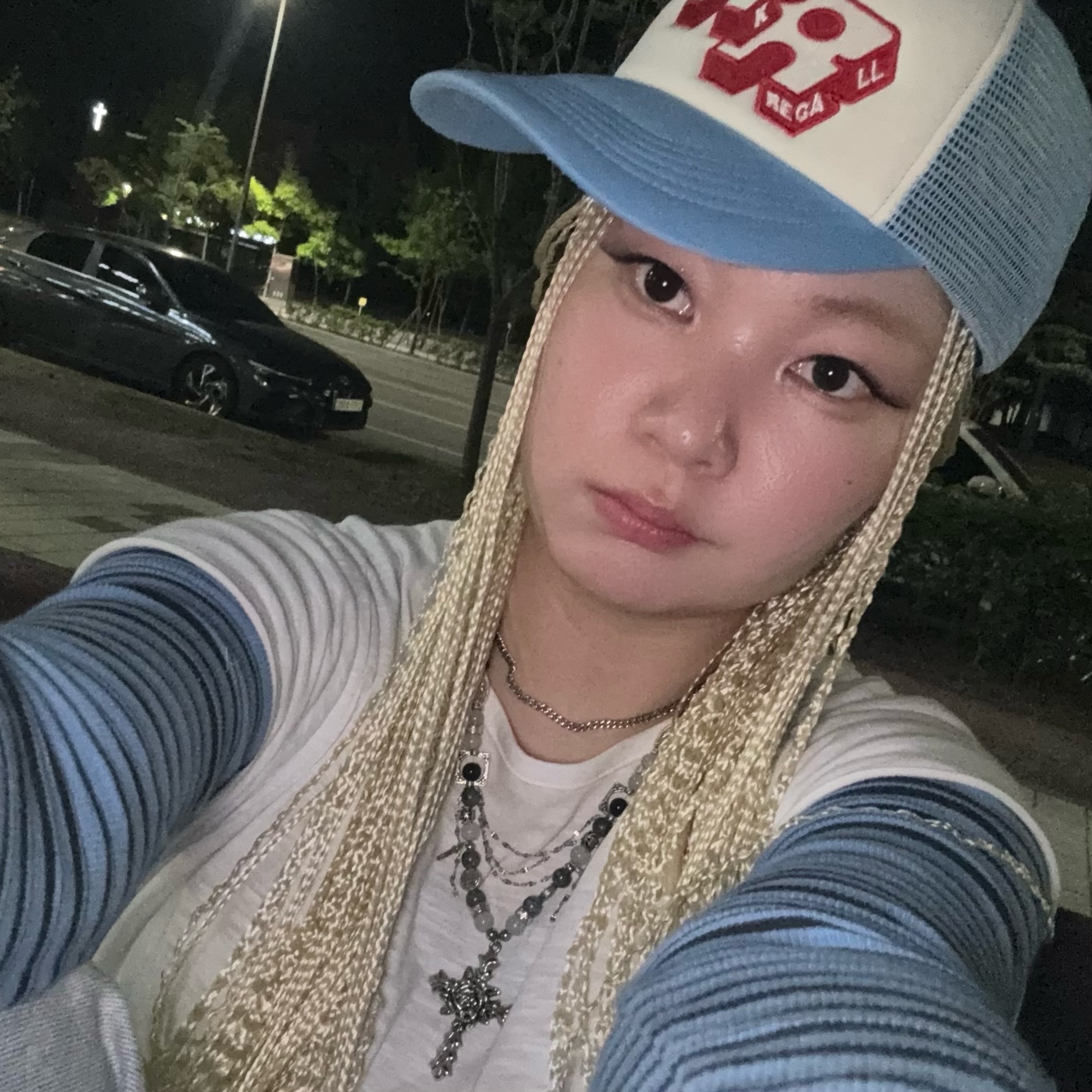 Honey Scoop House HKR Logo Trucker Cap Sky Blue 착용 스타일 - 2