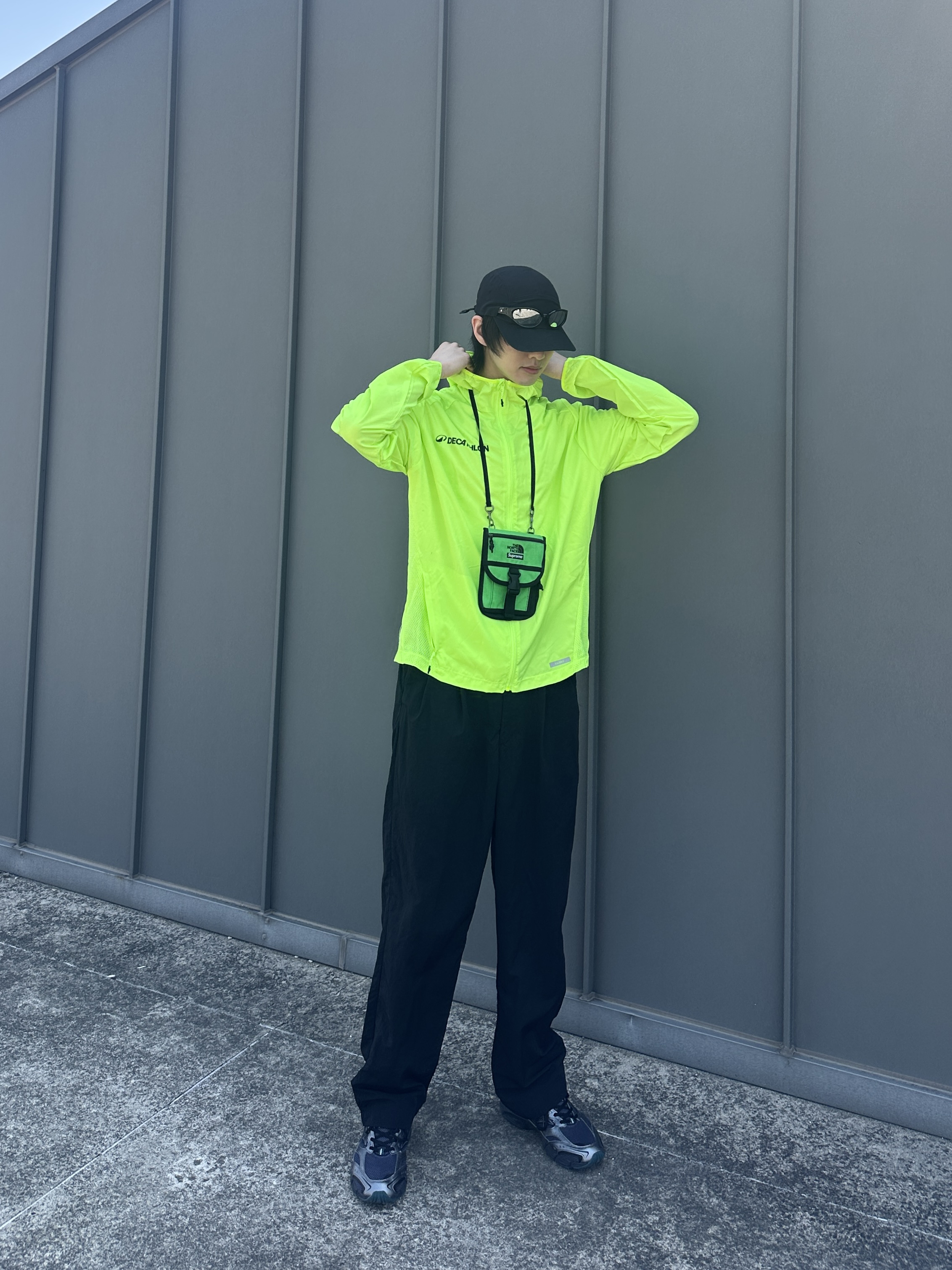Supreme x The North Face RTG Utility Pouch Green - 20SS, DECATHLON Men's Running High-Visibility Wind Jacket Run 100 Fluorescent Acid Yellow 착용 스타일 - 3