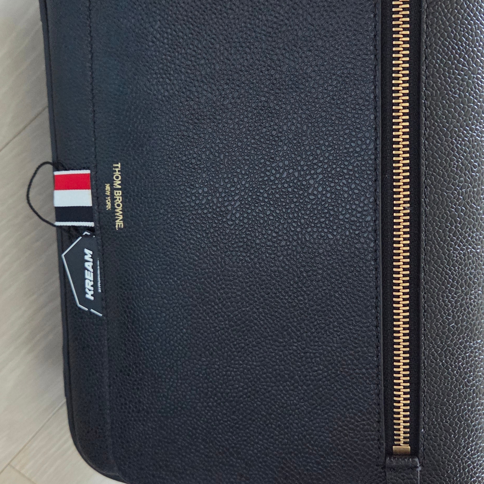 Thom Browne Tonal Strap Leather Reporter Bag Black 착용 스타일