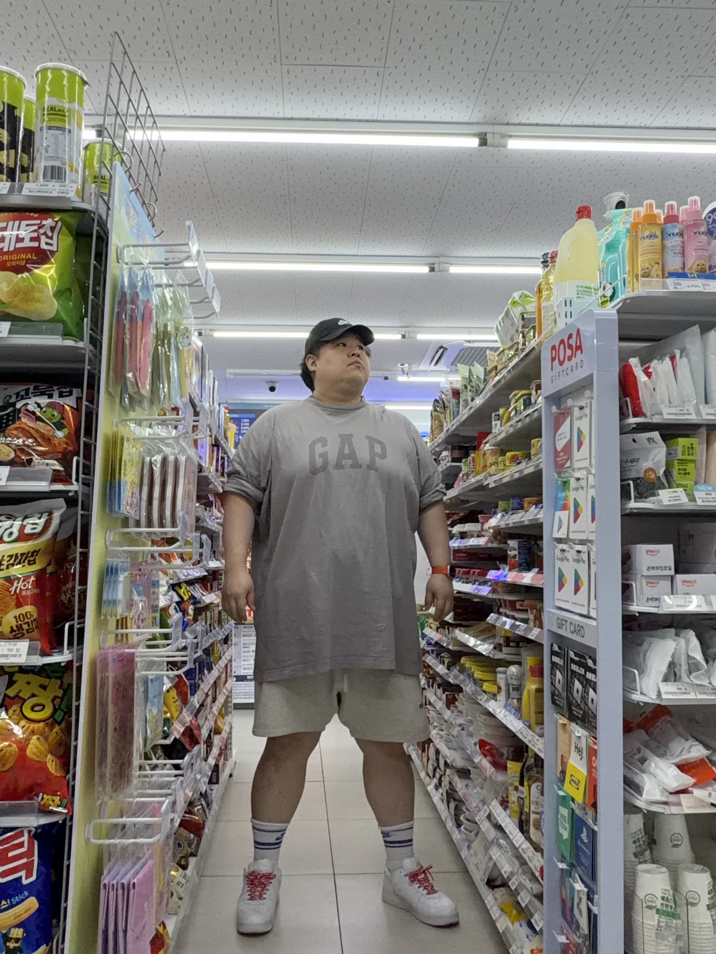 Yeezy Gap Engineered By Balenciaga Dove 3/4 Sleeve T-Shirt Grey, Essentials The Core Collection Sweatshorts Light Oatmeal 착용 스타일