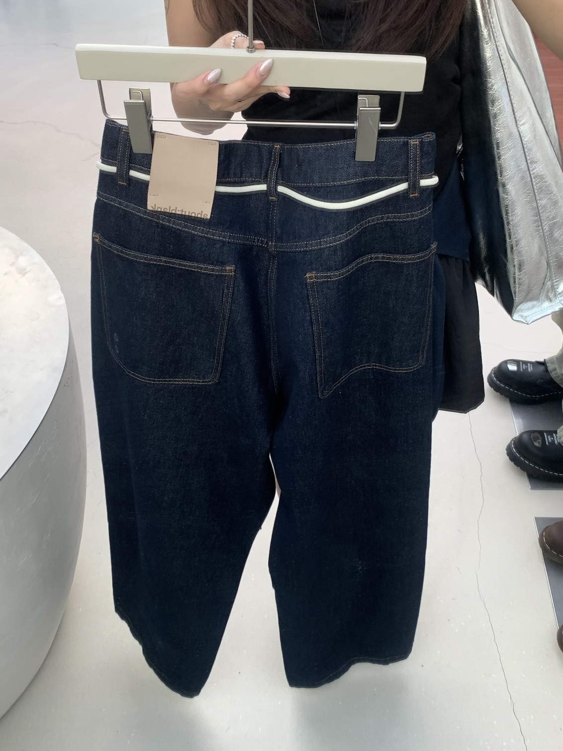 [KREAM 단독] About:Blank Wide Leg Denim Light Blue Wash - 26SS, [KREAM 단독] About:Blank Bottle T-Shirt Oat - 26FW 착용 스타일 - 7
